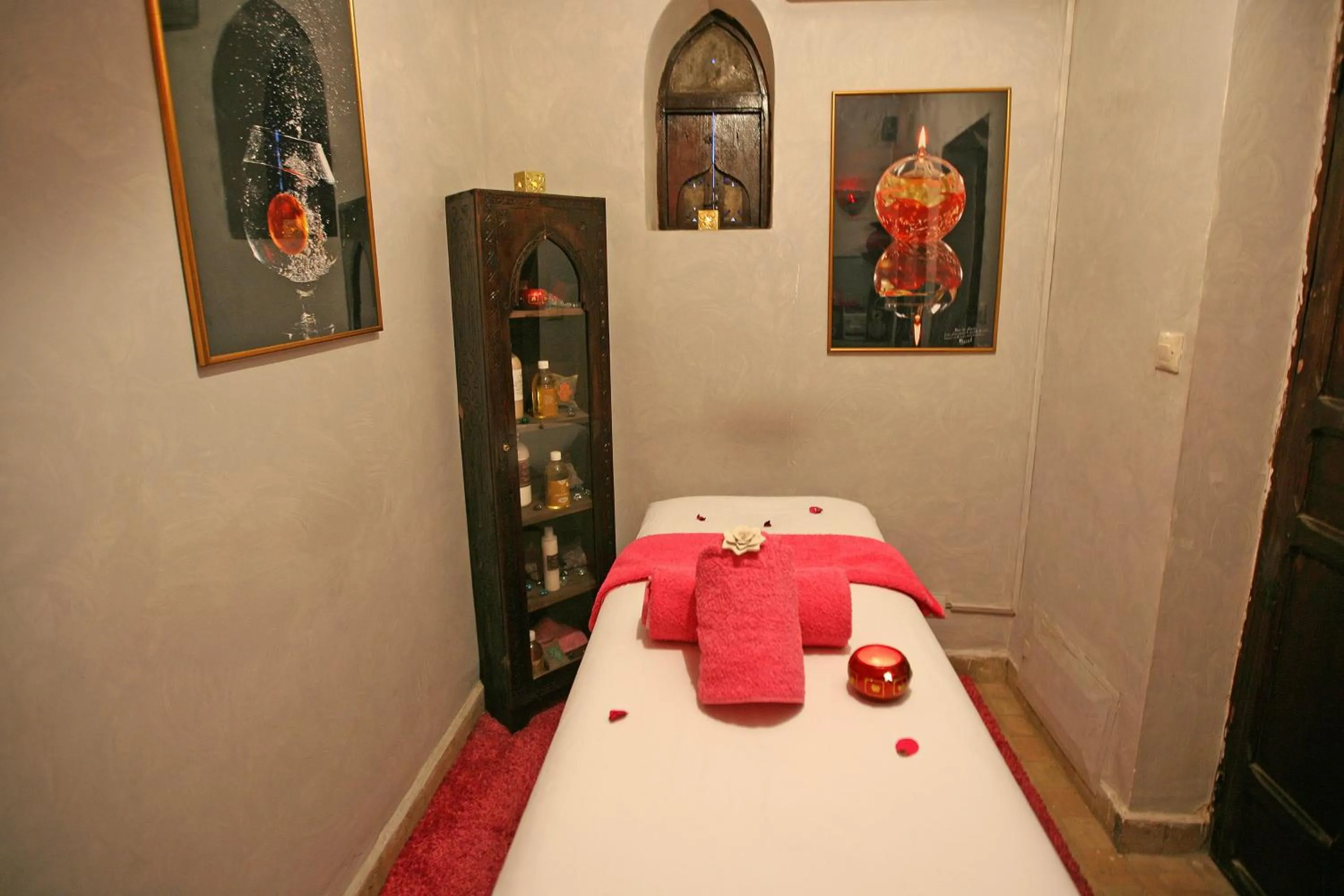 Massage, Bed in Riad La Porte Rouge By La Siredrah
