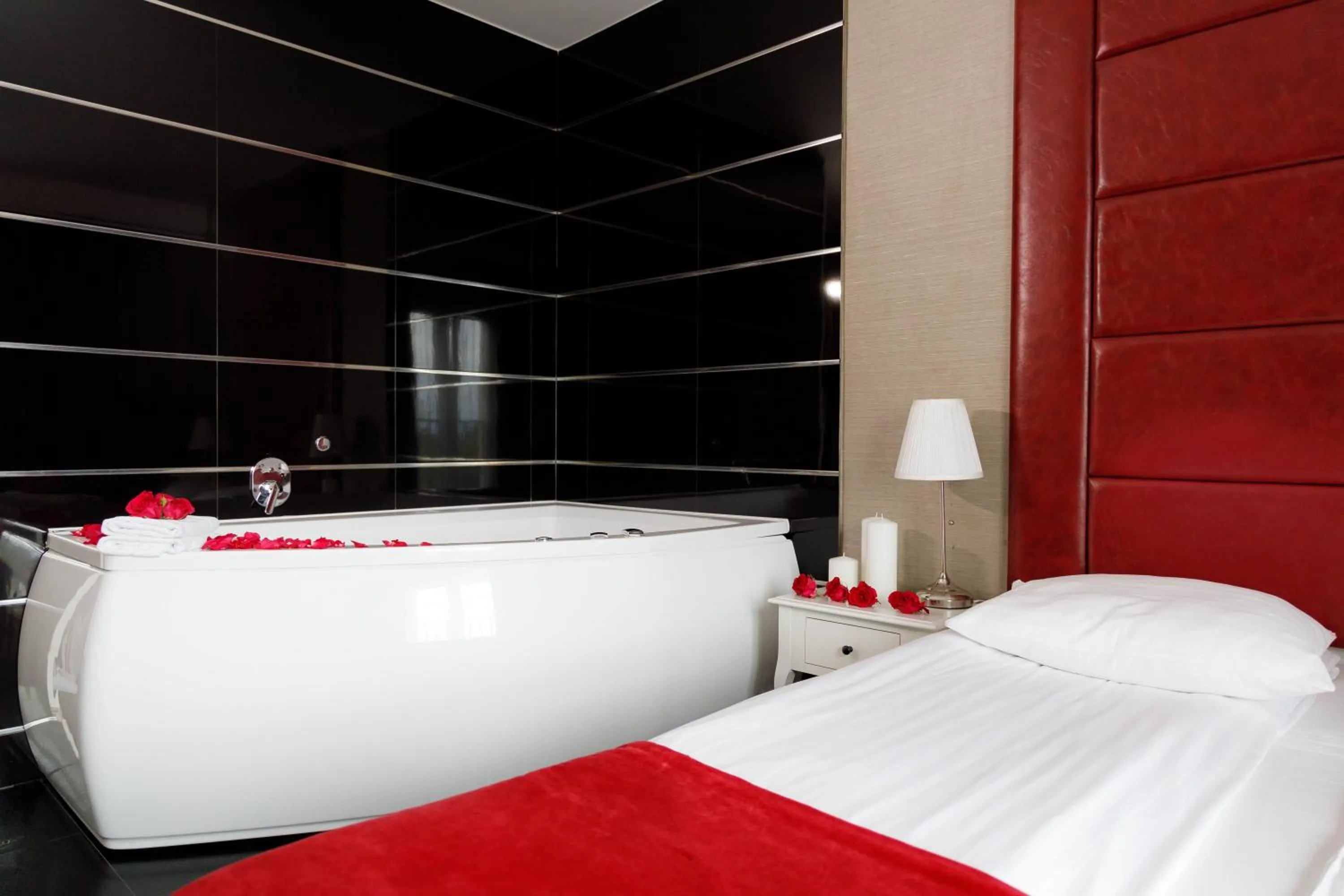 Hot Tub, Bed in Hotel Lamberton