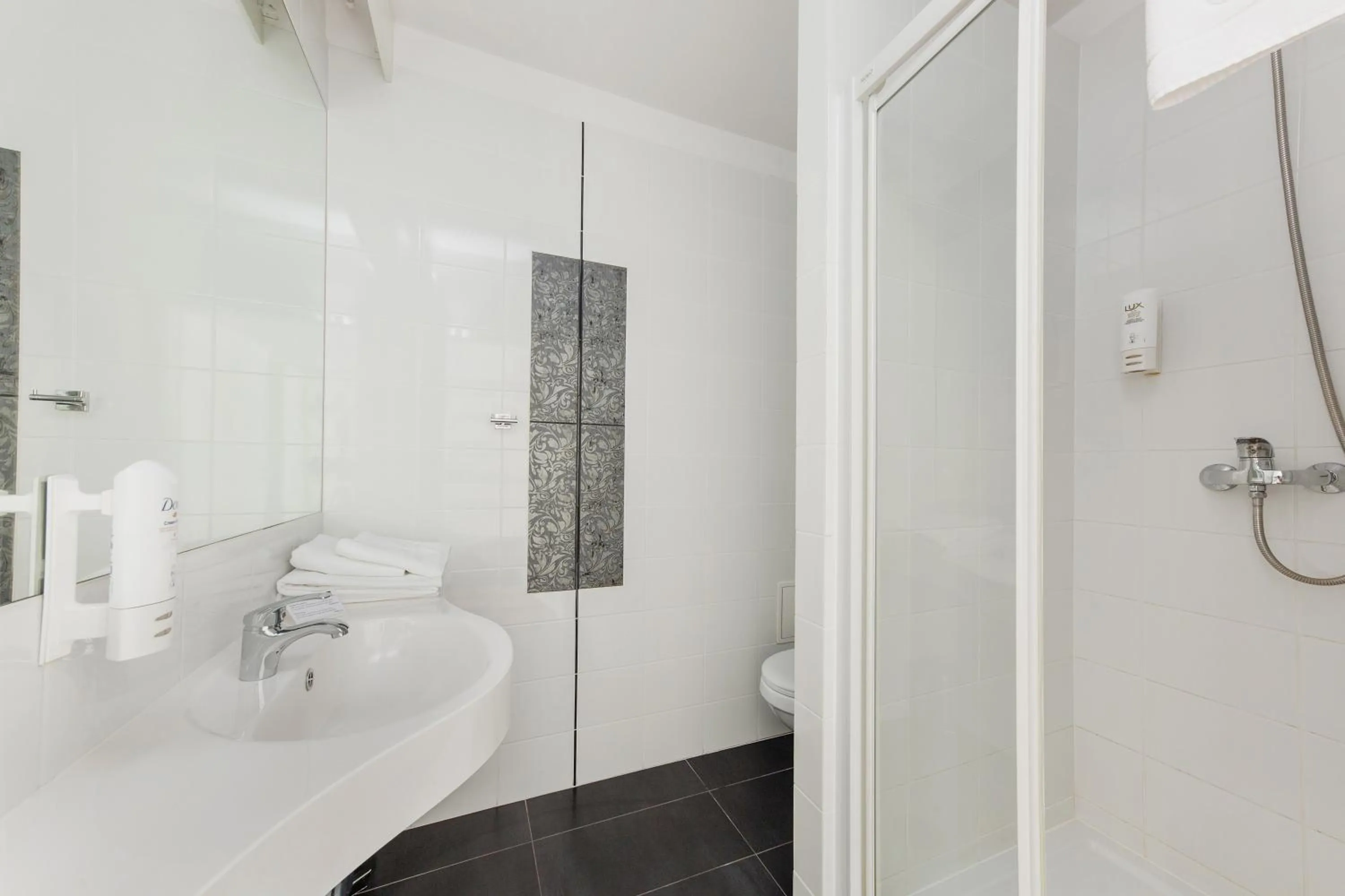 Shower in Hotel Lamberton