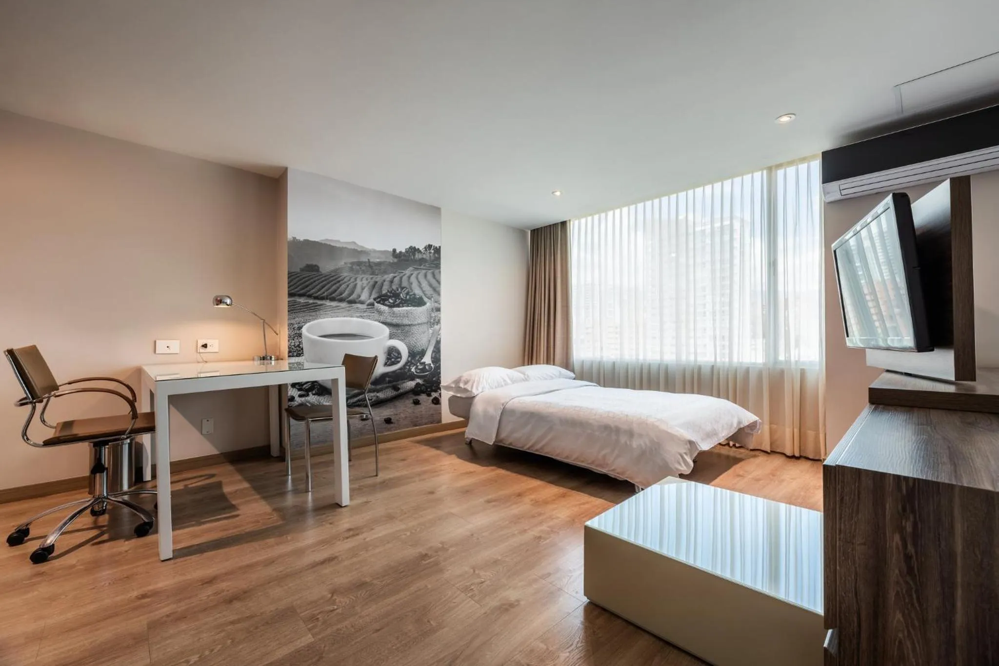 Photo of the whole room, Bed in Hotel Holiday Inn Express & Suites Medellin by IHG
