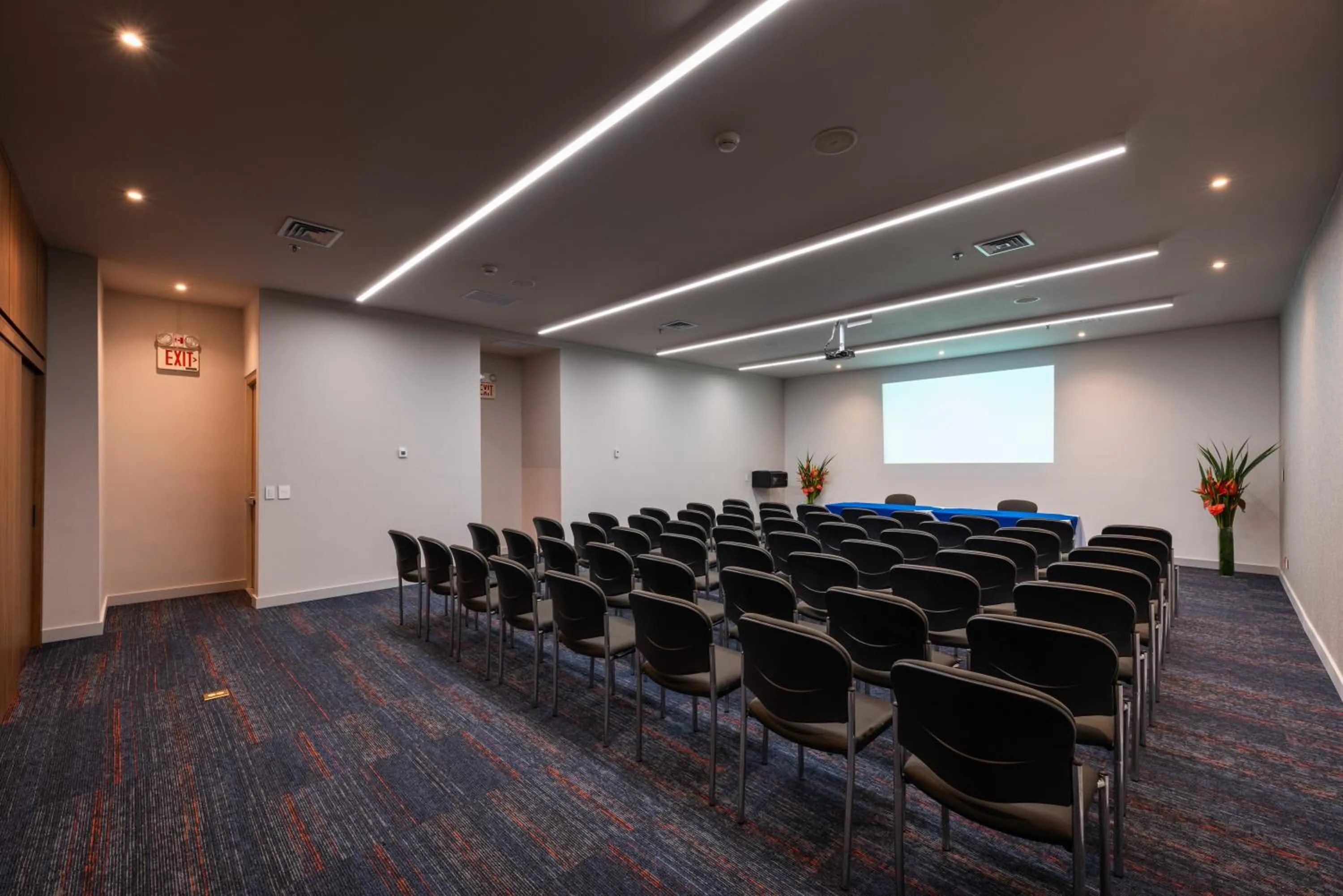 Meeting/conference room in Hotel Holiday Inn Express & Suites Medellin by IHG