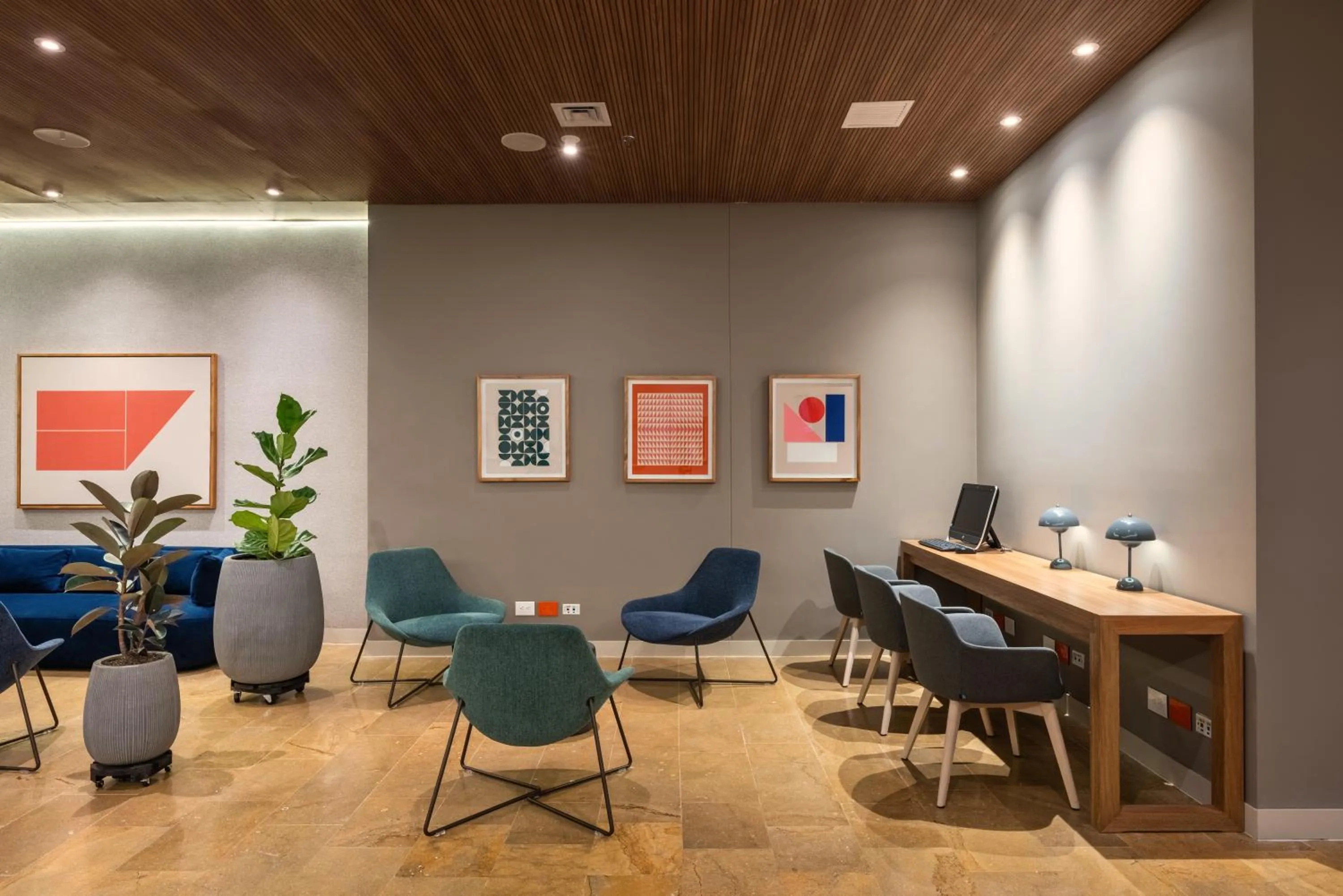 Living room in Hotel Holiday Inn Express & Suites Medellin by IHG