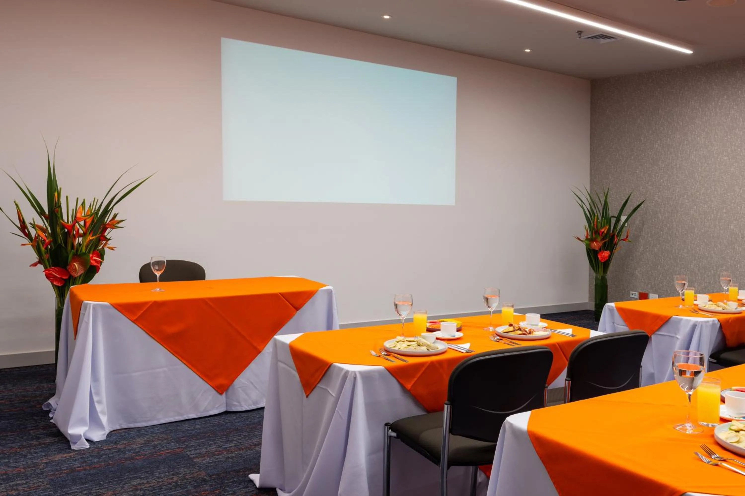 Meeting/conference room in Hotel Holiday Inn Express & Suites Medellin by IHG