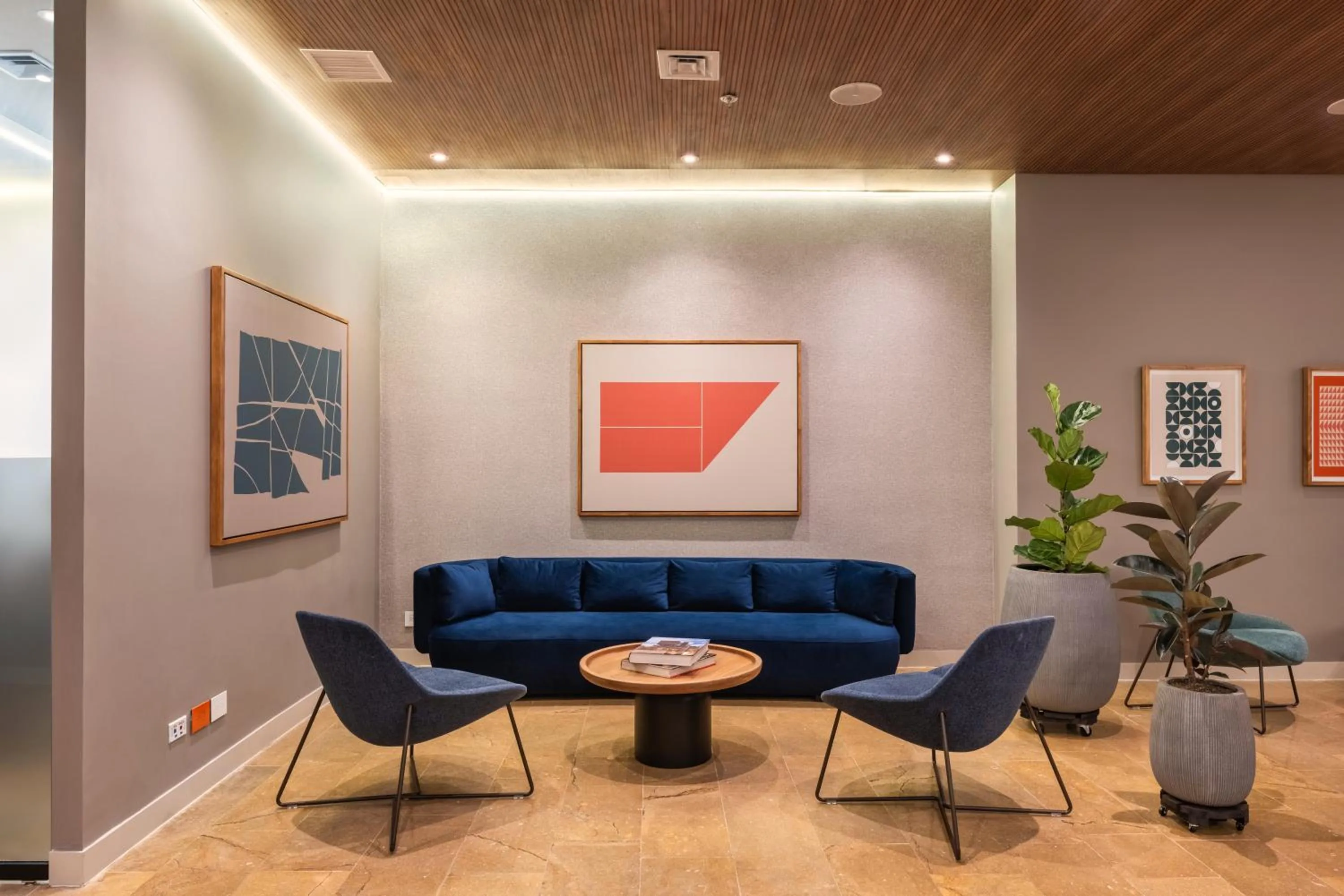 Living room in Hotel Holiday Inn Express & Suites Medellin by IHG