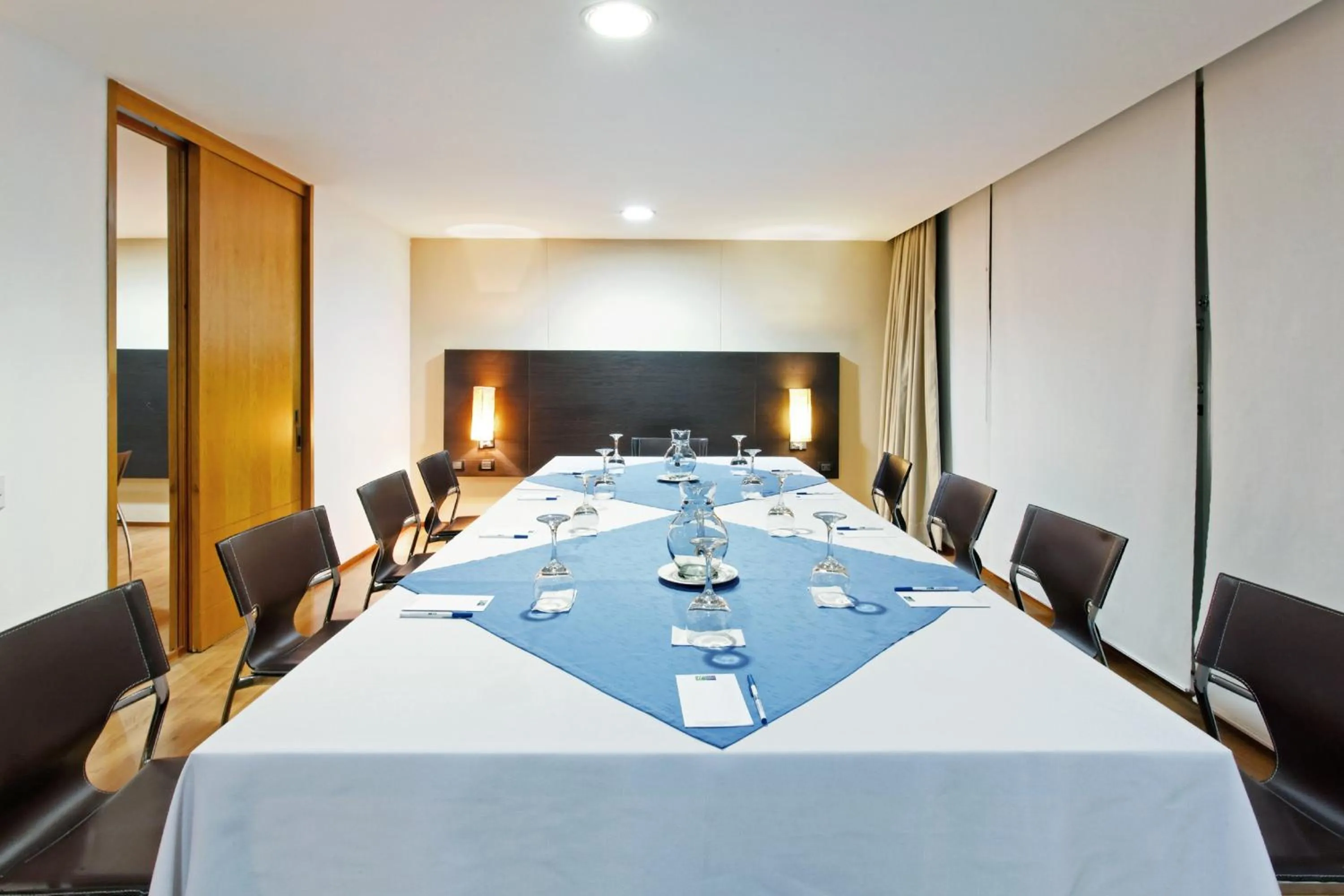 Meeting/conference room in Hotel Holiday Inn Express & Suites Medellin by IHG