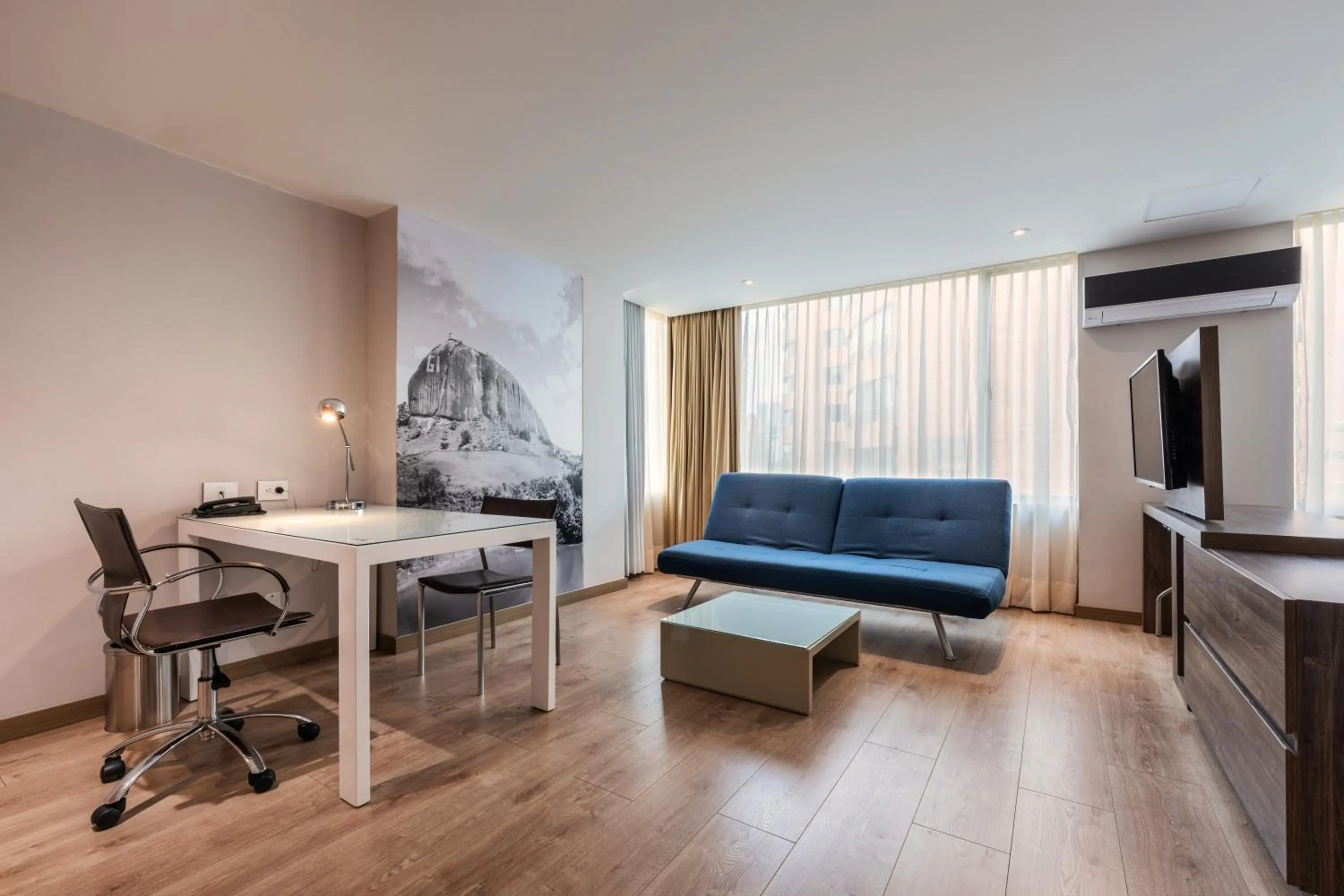 TV and multimedia in Hotel Holiday Inn Express & Suites Medellin by IHG