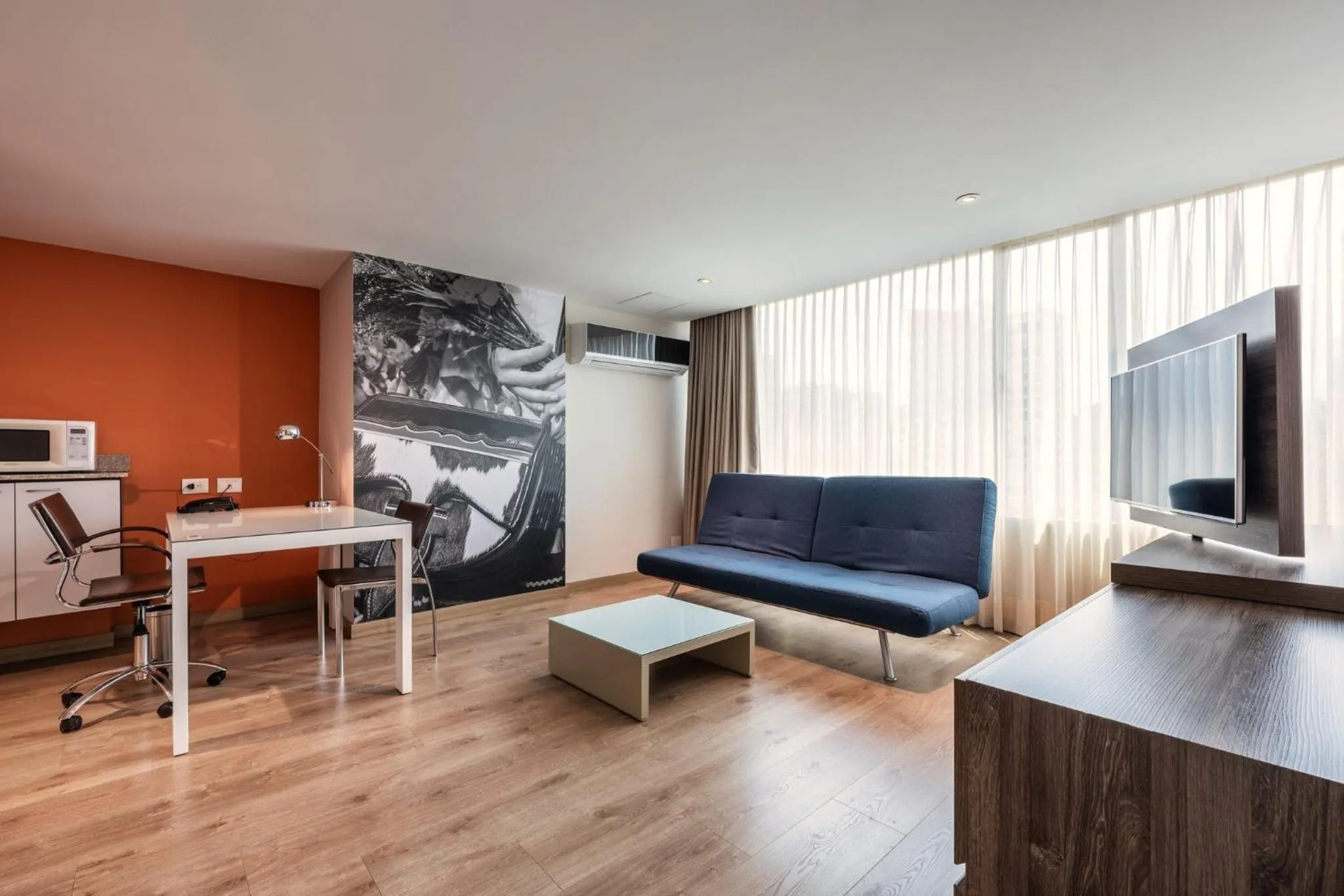 Photo of the whole room in Hotel Holiday Inn Express & Suites Medellin by IHG