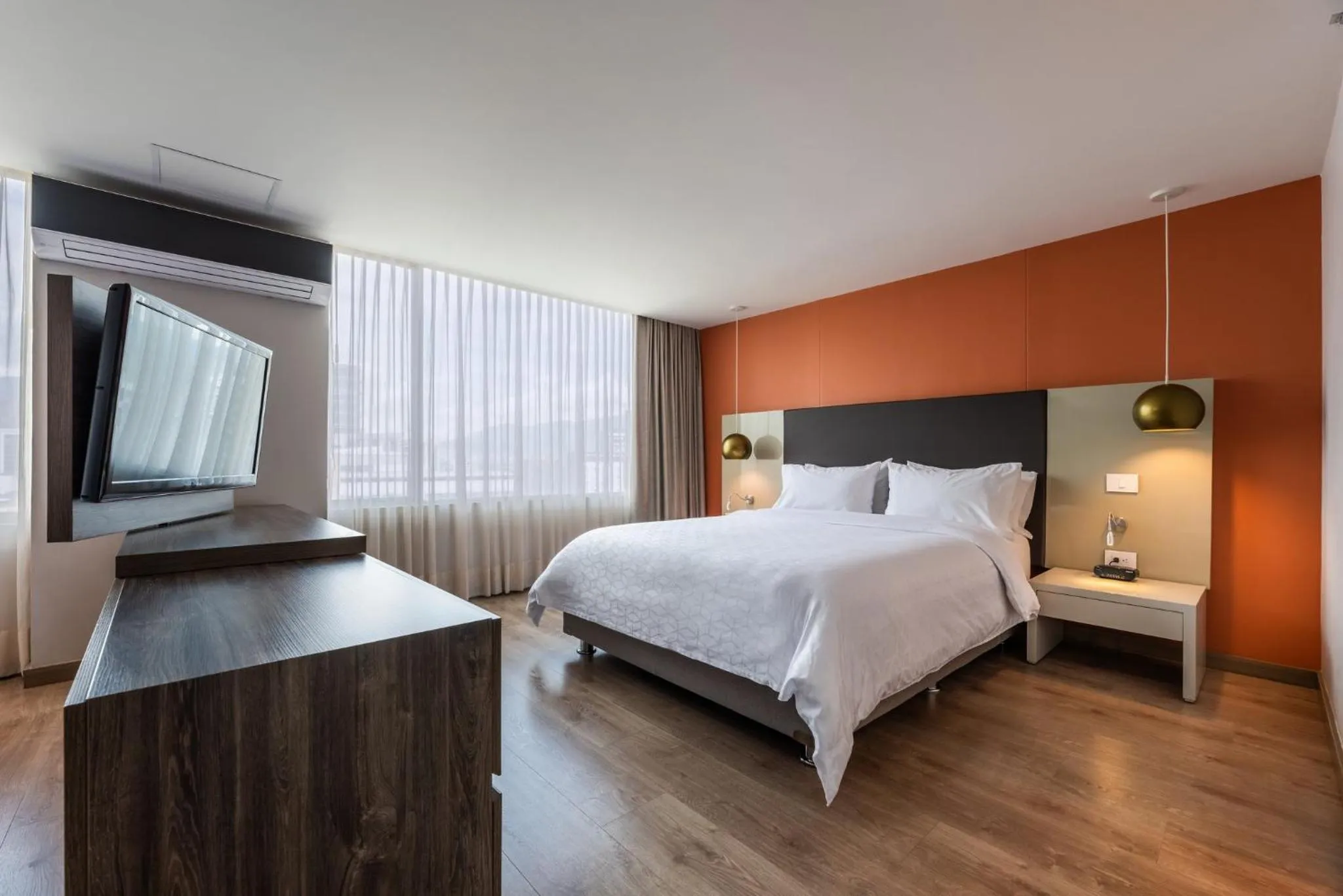 Photo of the whole room, Bed in Hotel Holiday Inn Express & Suites Medellin by IHG