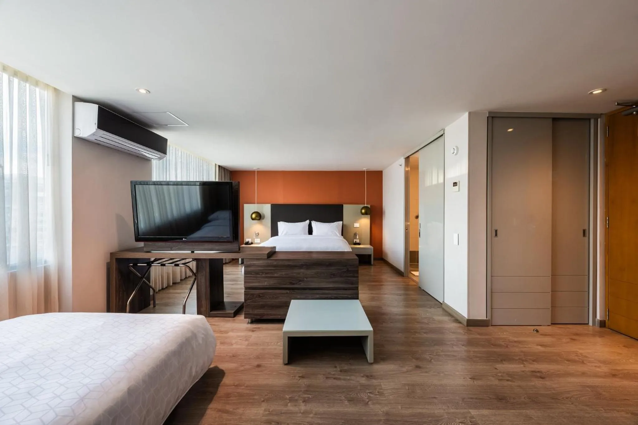 Photo of the whole room, Bed in Hotel Holiday Inn Express & Suites Medellin by IHG