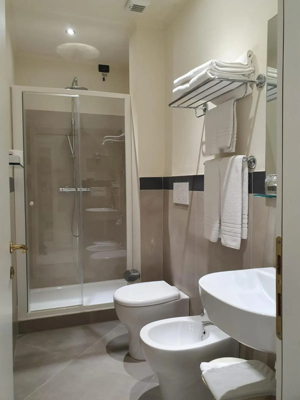 Shower in Hotel Regina