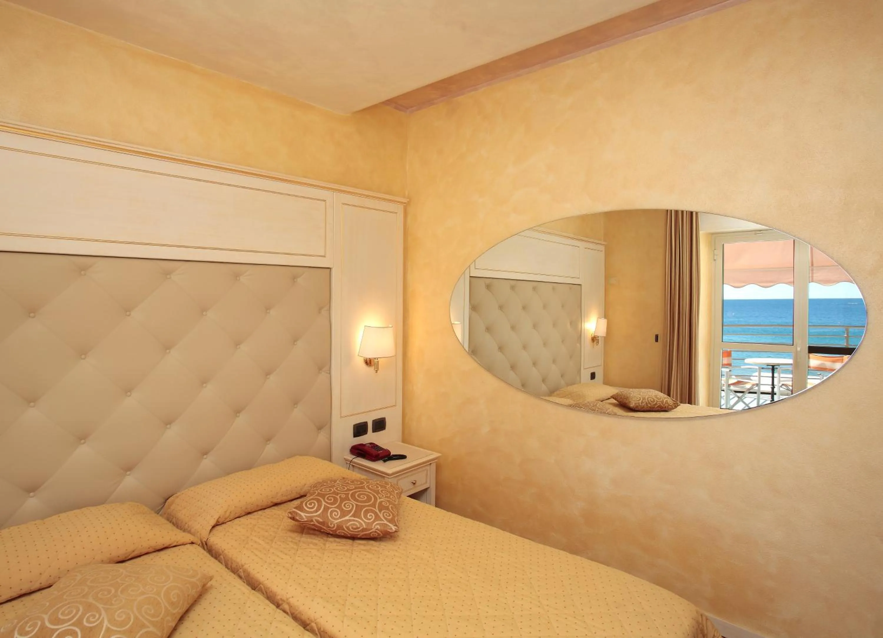 Bedroom, Bed in Hotel Regina