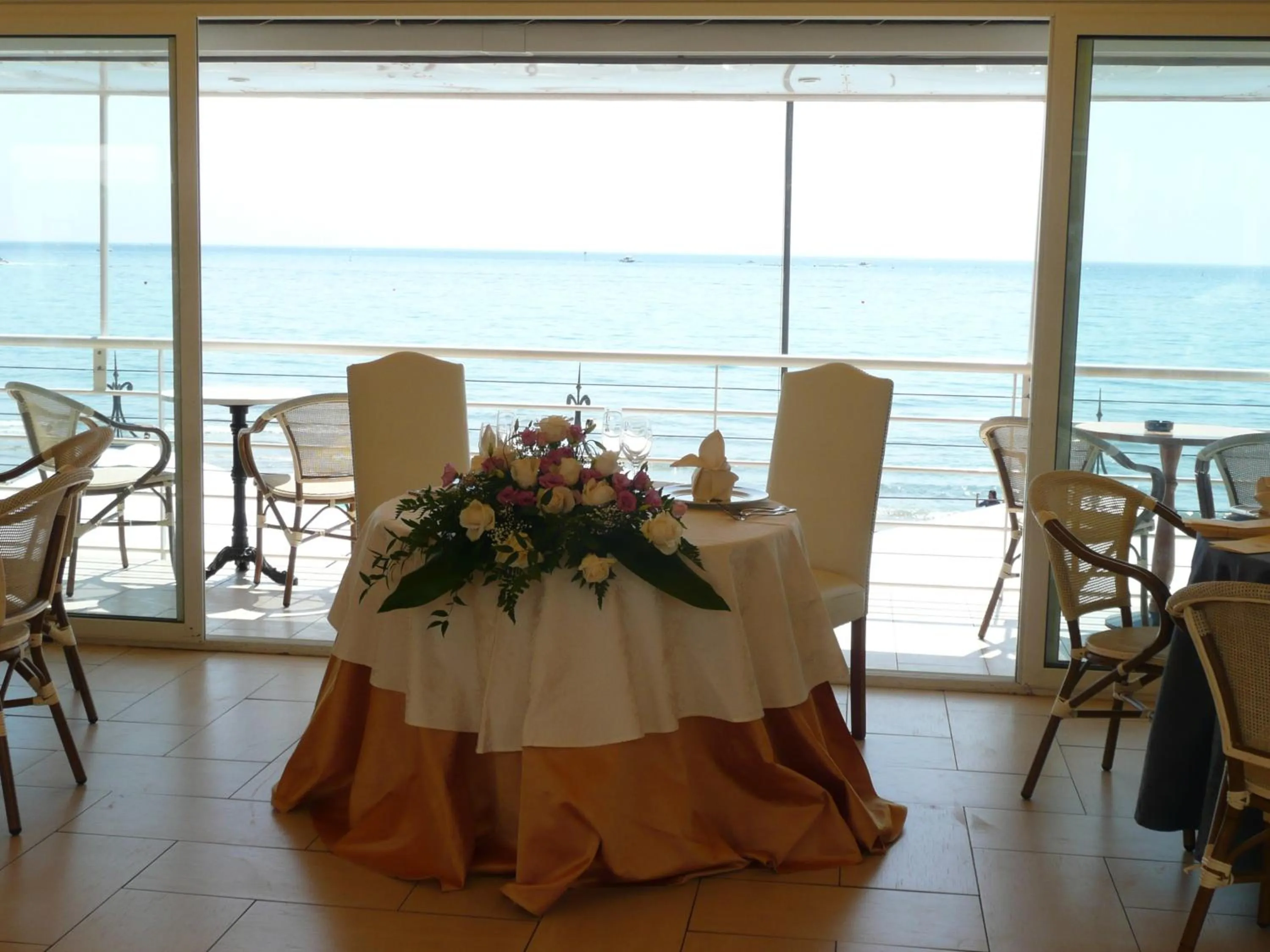 Restaurant/places to eat in Hotel Regina