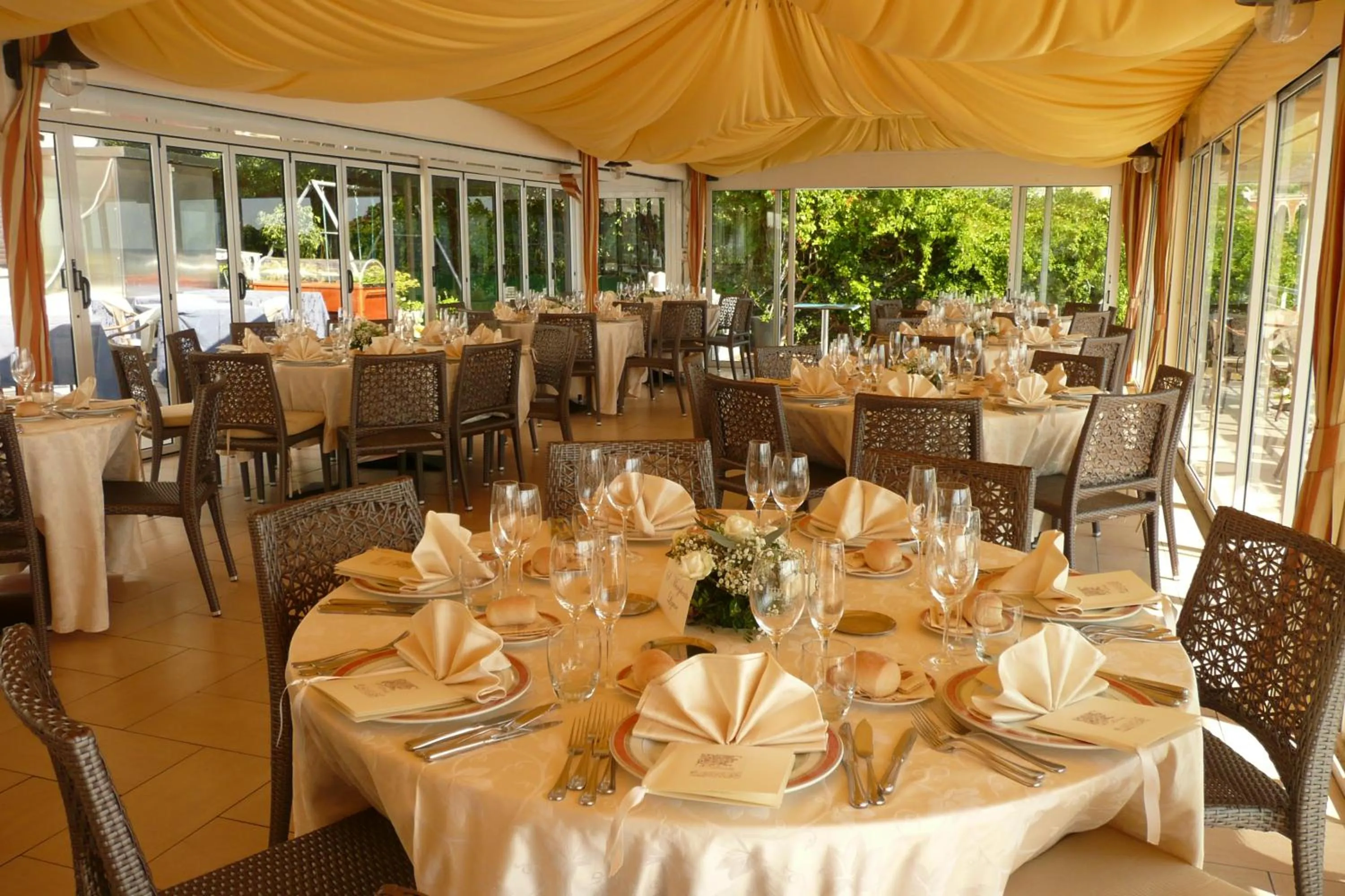 Restaurant/places to eat in Hotel Regina