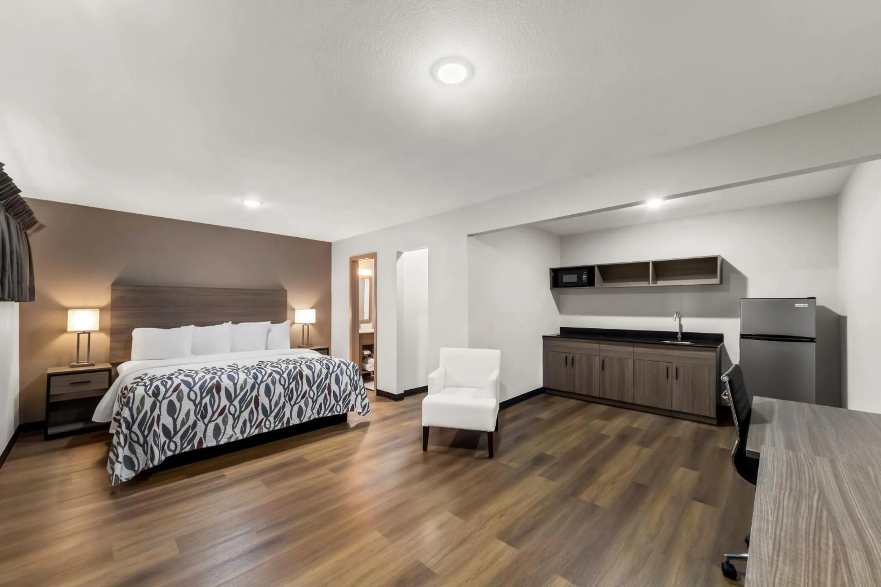 Photo of the whole room, Bed in Red Roof Inn Del Rio