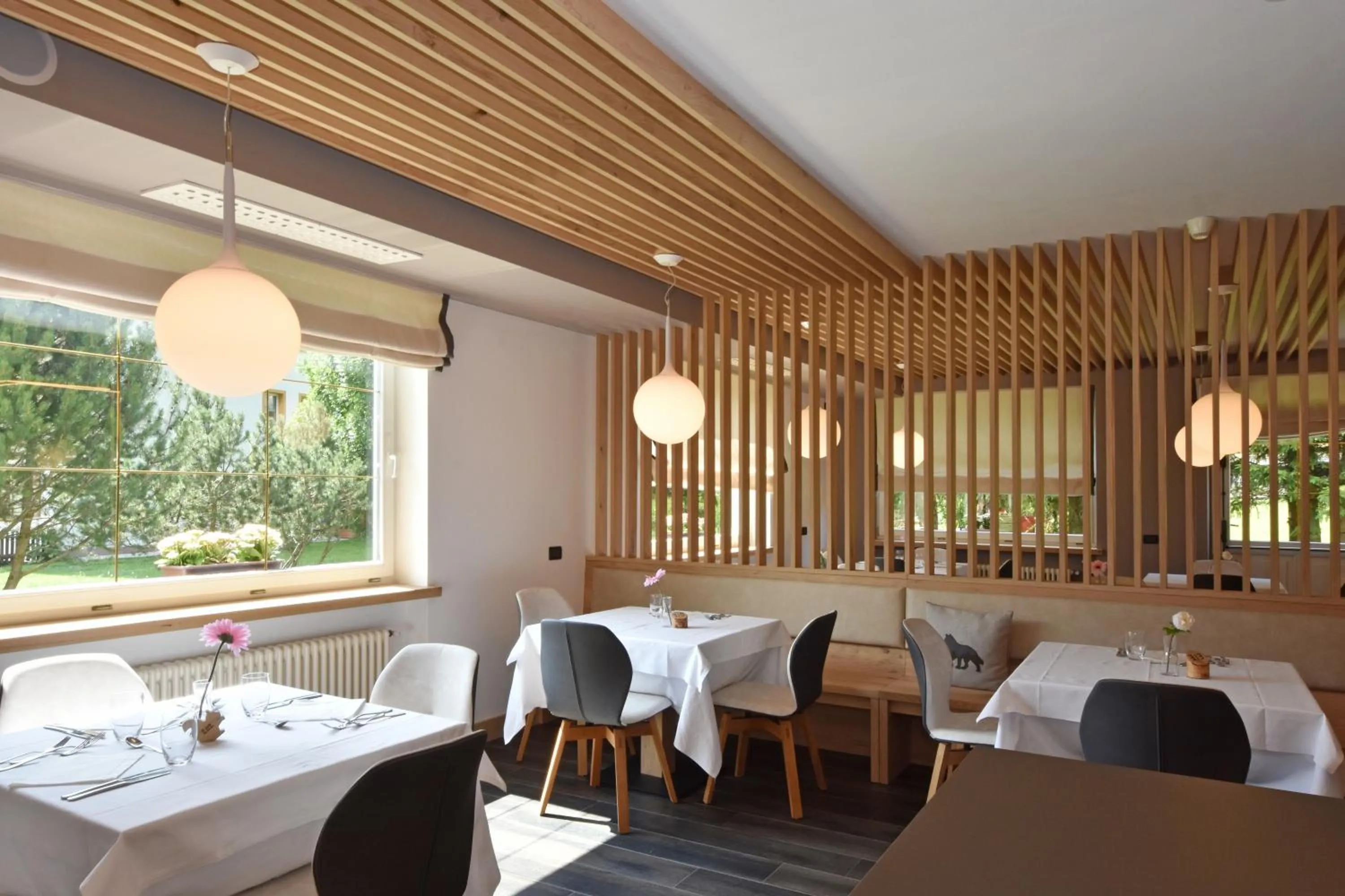 Restaurant/places to eat in X Alp Hotel