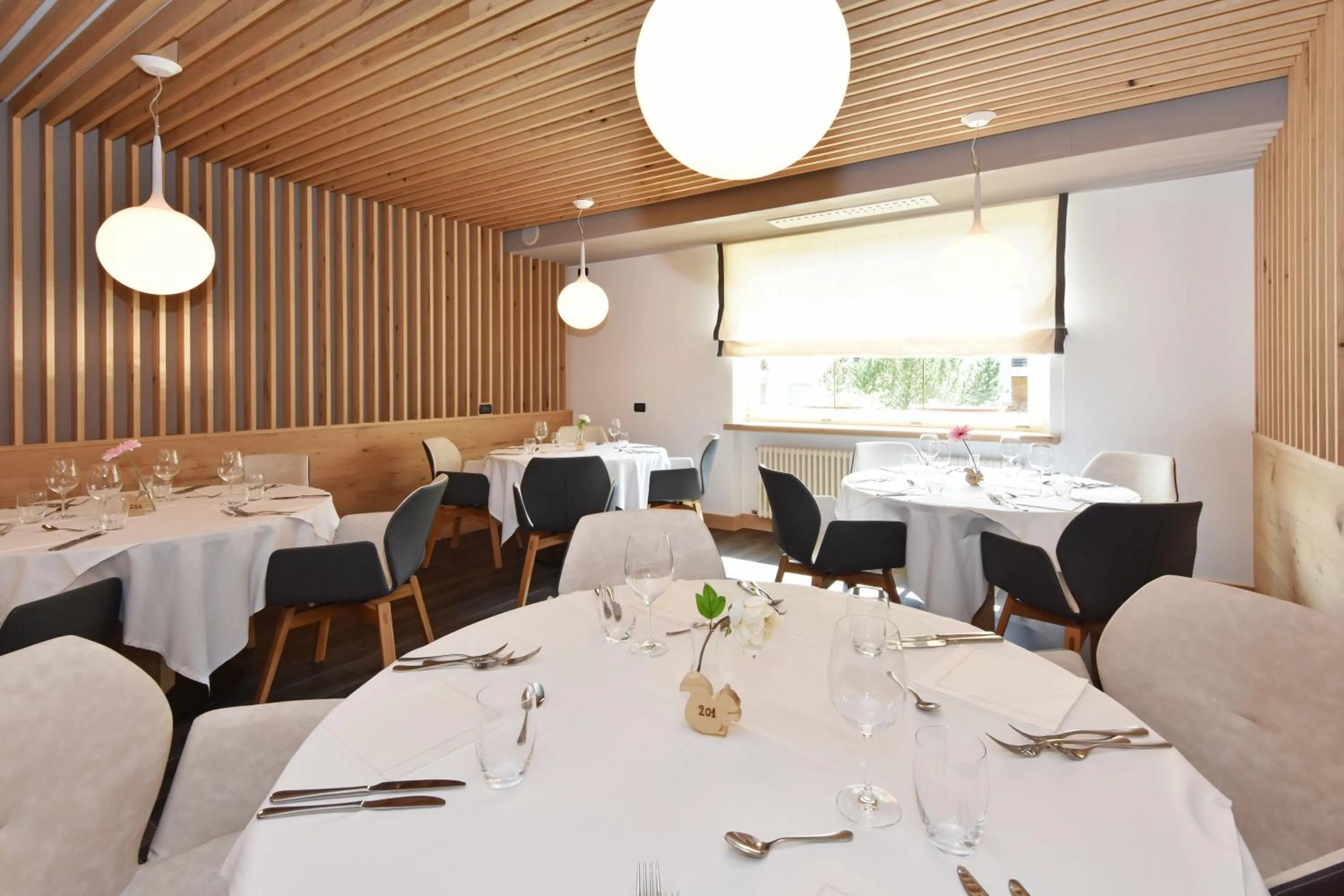 Restaurant/places to eat in X Alp Hotel