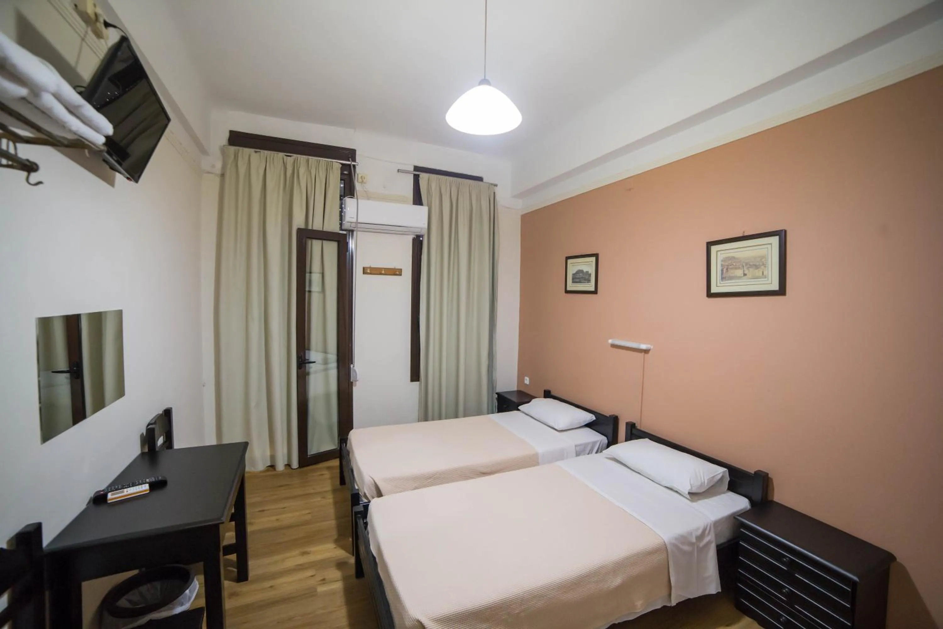 Photo of the whole room, Bed in Tempi Hotel