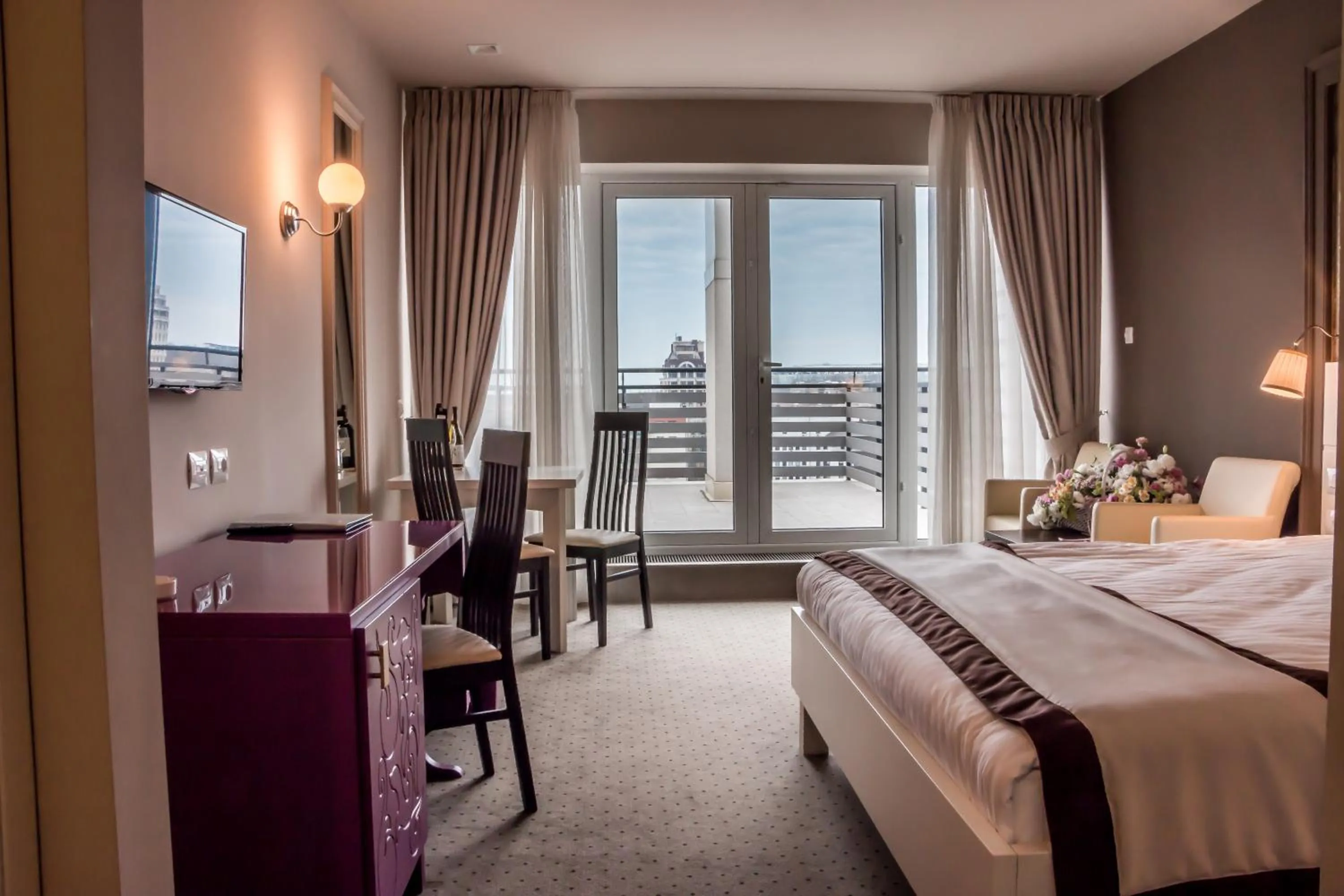 Balcony/Terrace, Bed in Continental Hotel