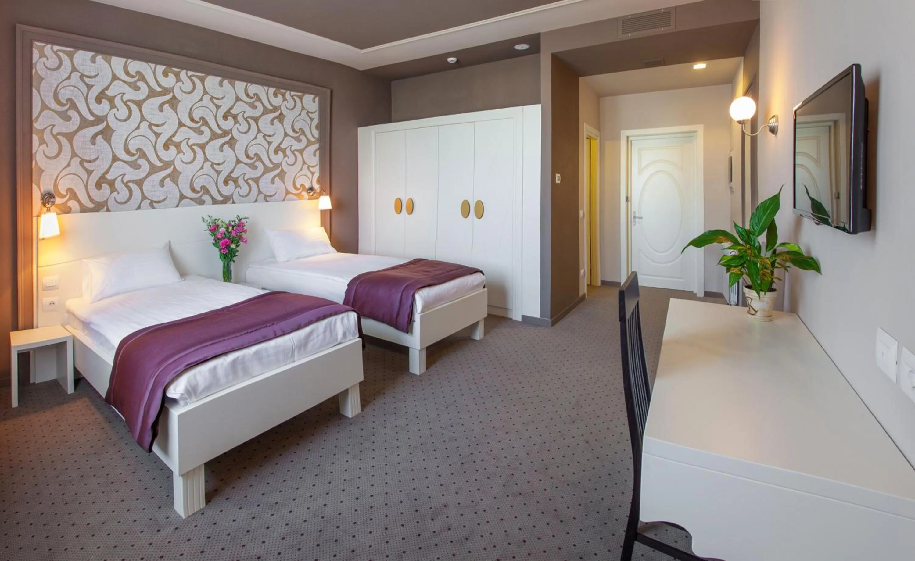 Photo of the whole room, Bed in Continental Hotel