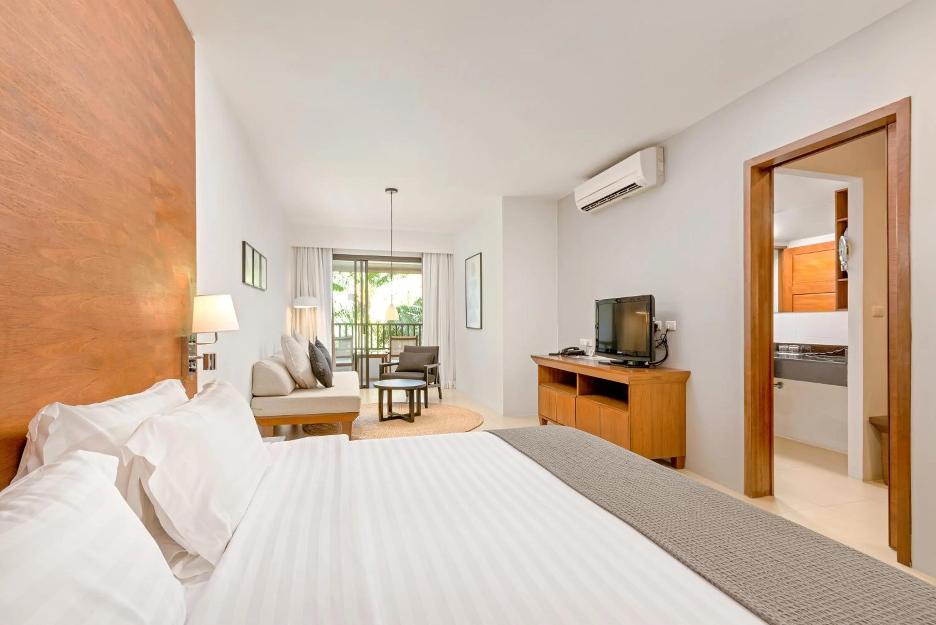 Photo of the whole room, Bed in Sunprime Kamala Beach