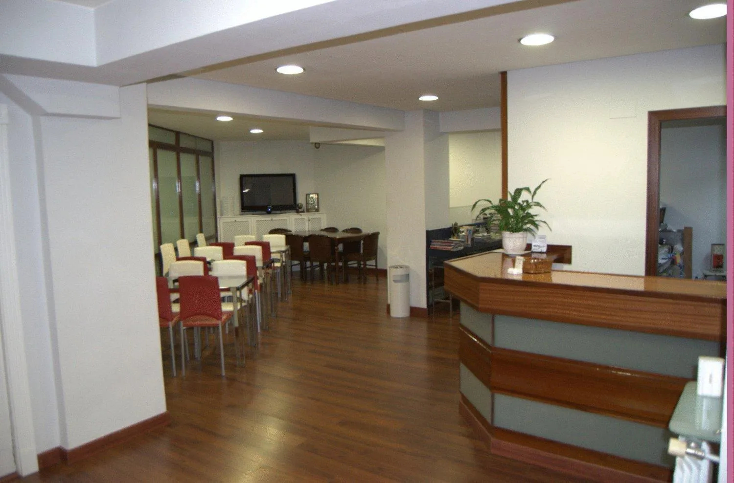 Communal lounge/ TV room in Hostal Liebana