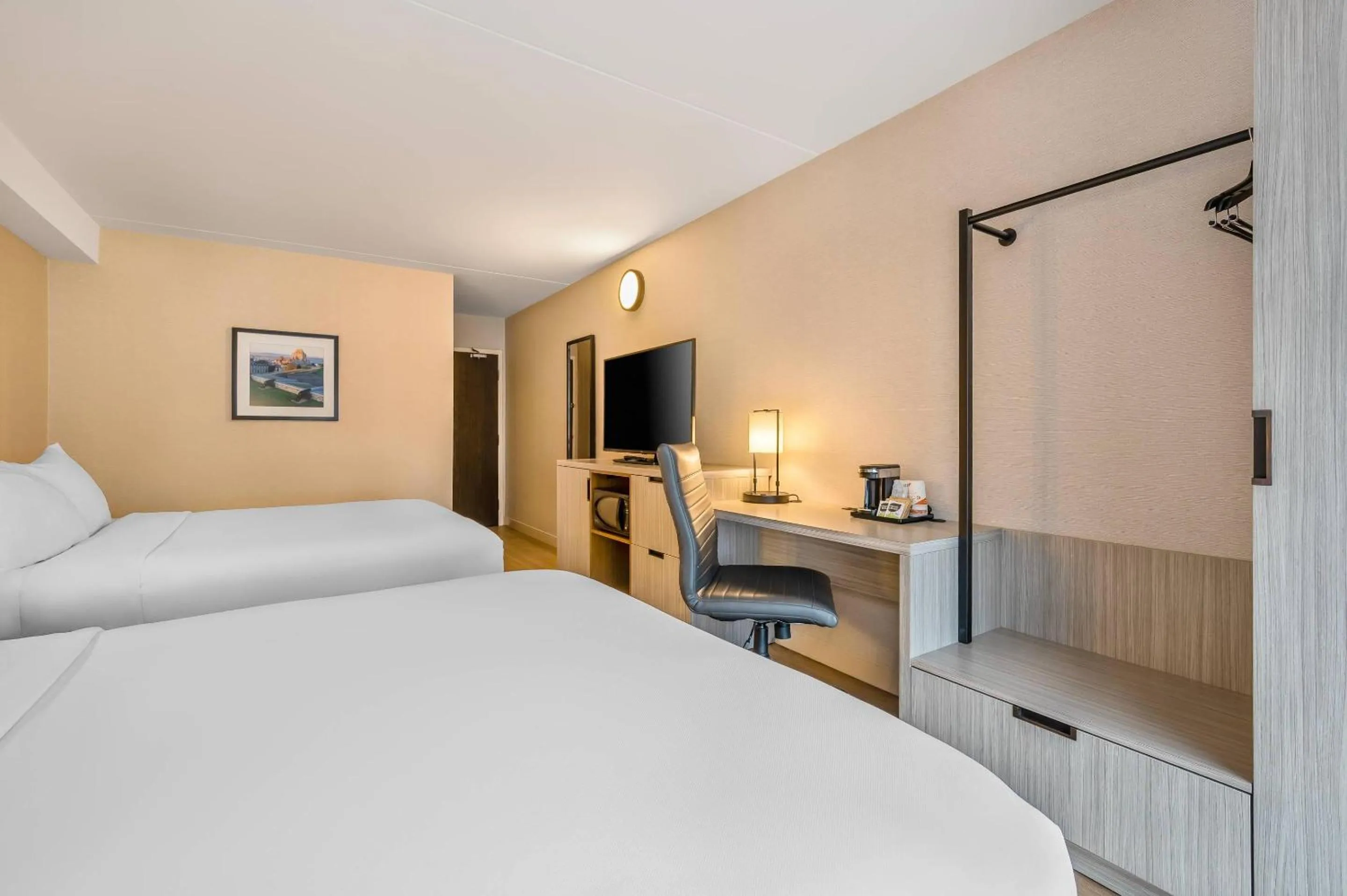 Bedroom, Bed in Comfort Inn Airport East