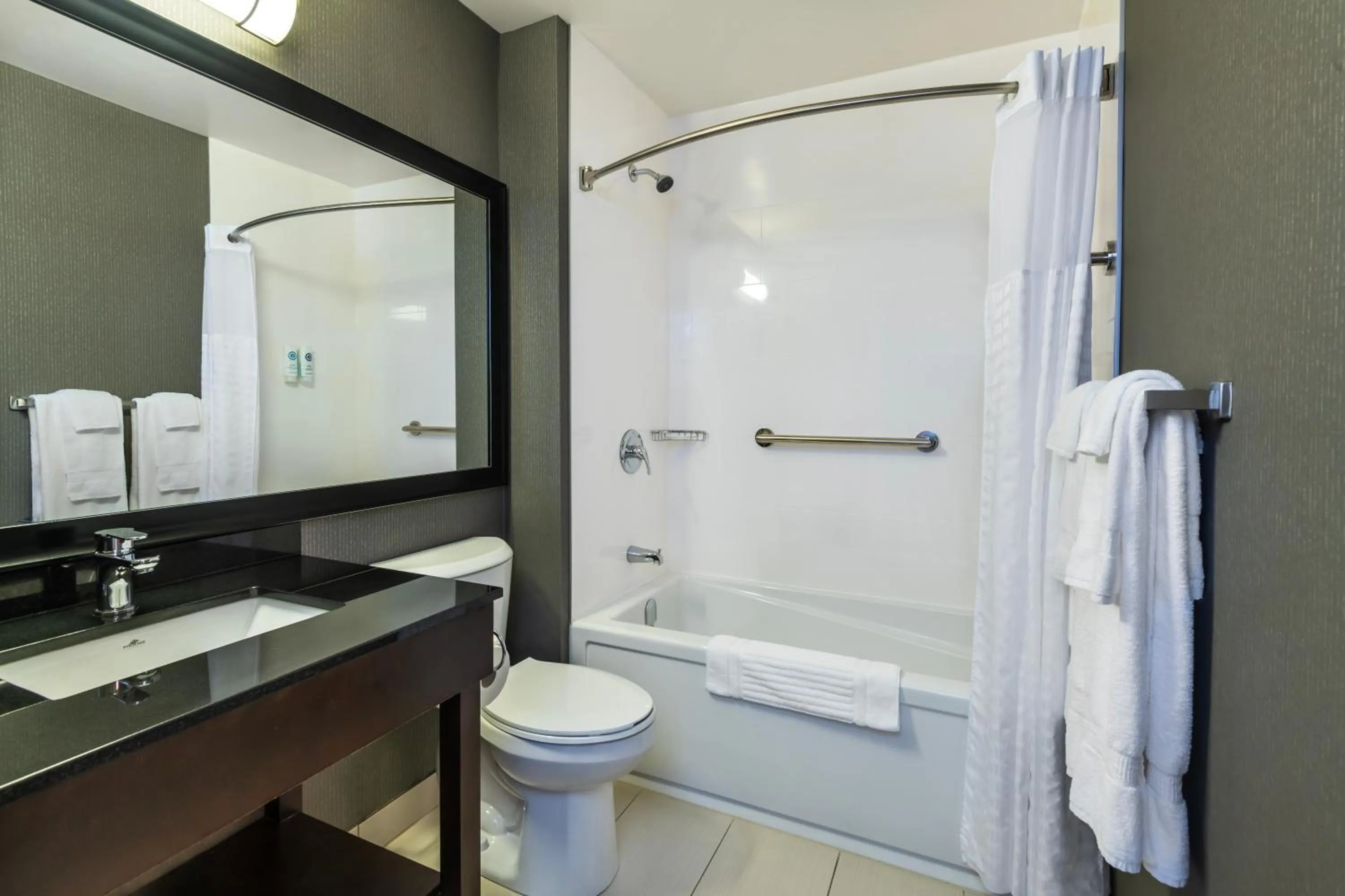 Bathroom in Comfort Inn Airport East