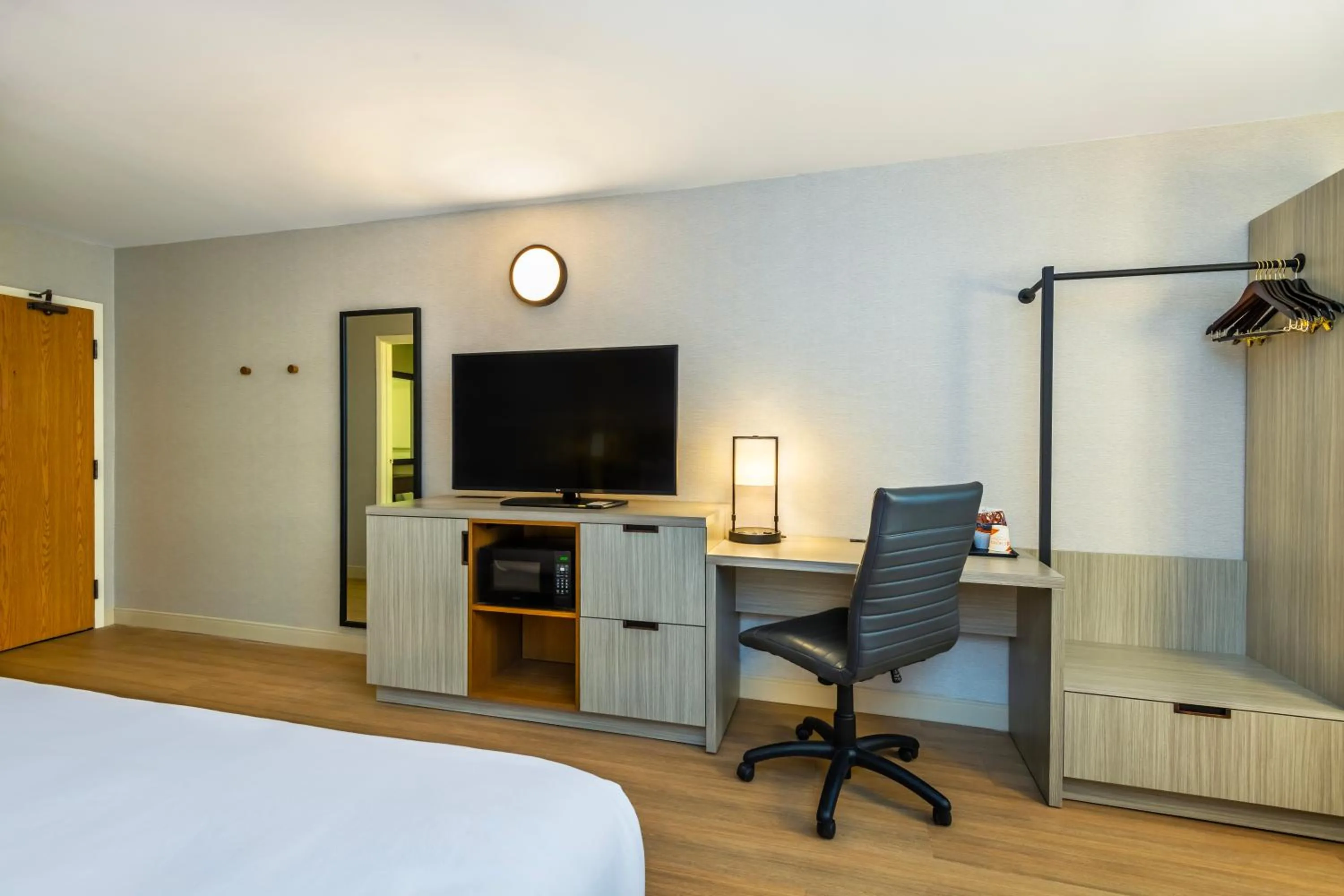 TV and multimedia, Bed in Comfort Inn Airport East