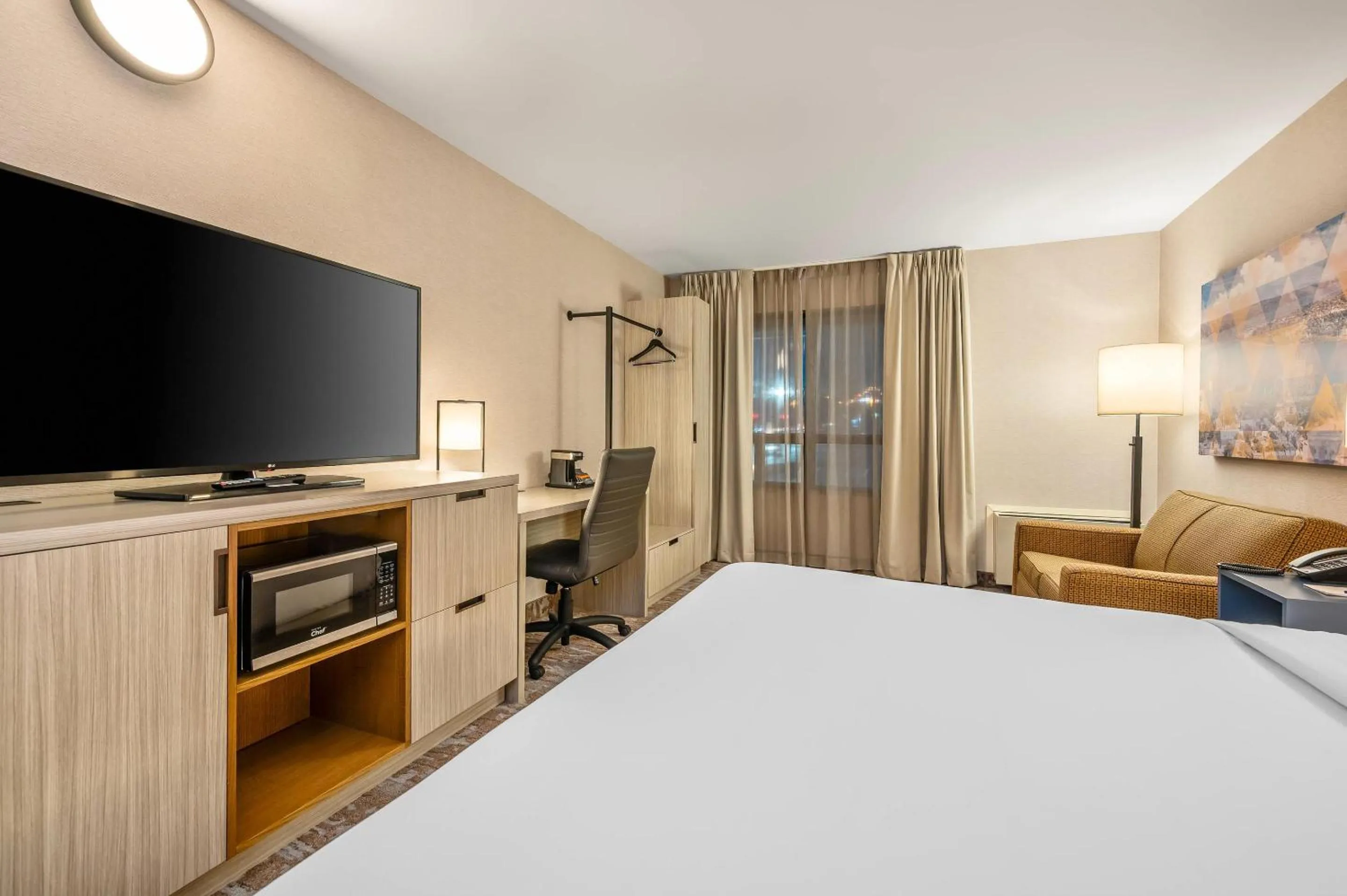 Bedroom, Bed in Comfort Inn Airport East