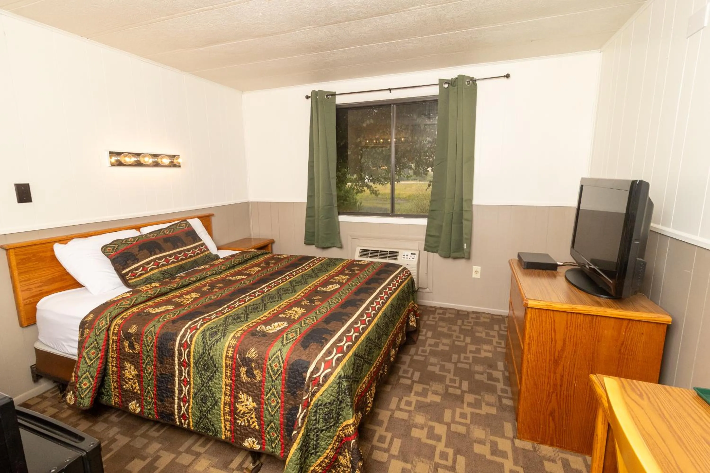 Bed in The Lodge at Lolo Hot Springs