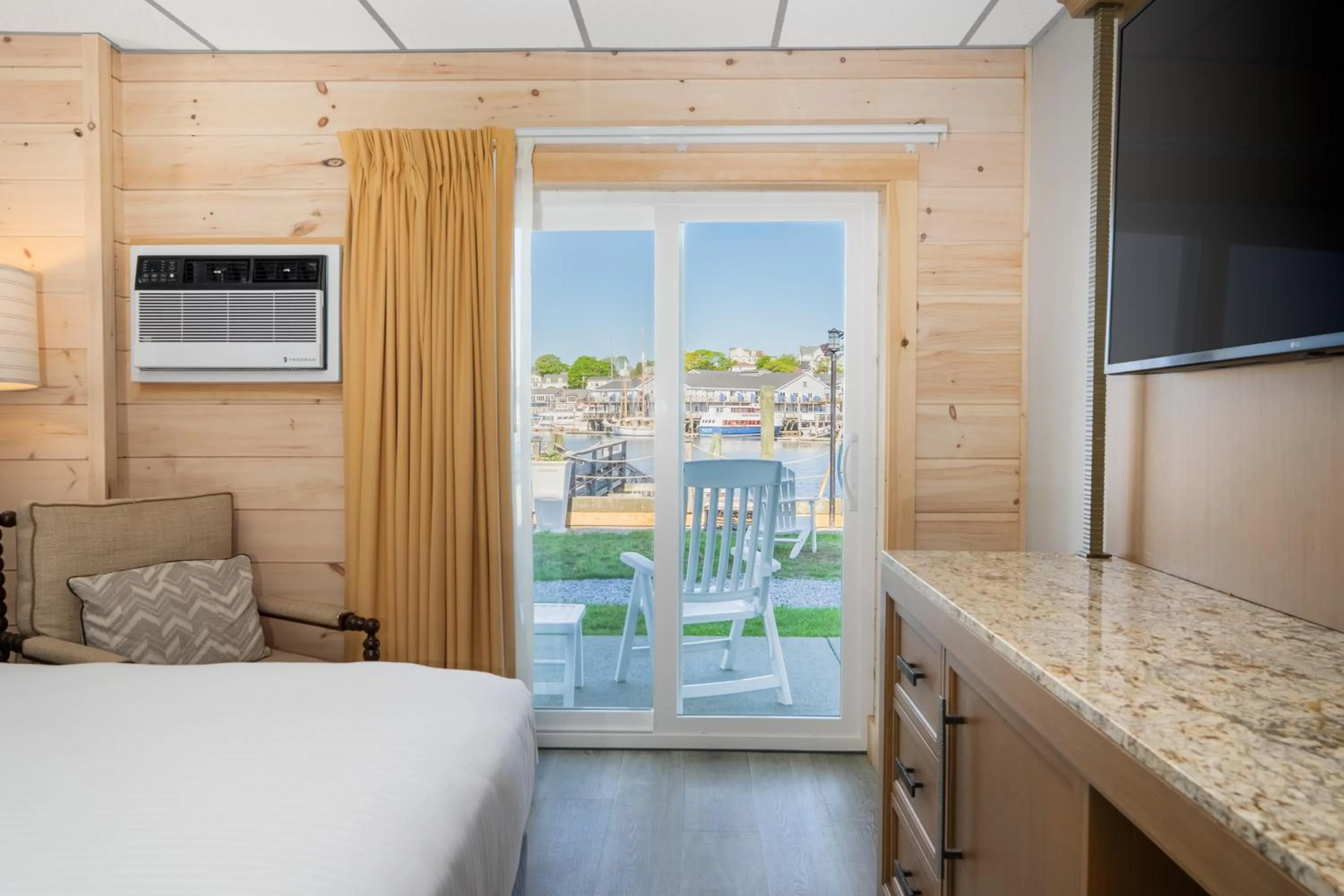 View (from property/room), Bed in Boothbay Harbor Inn