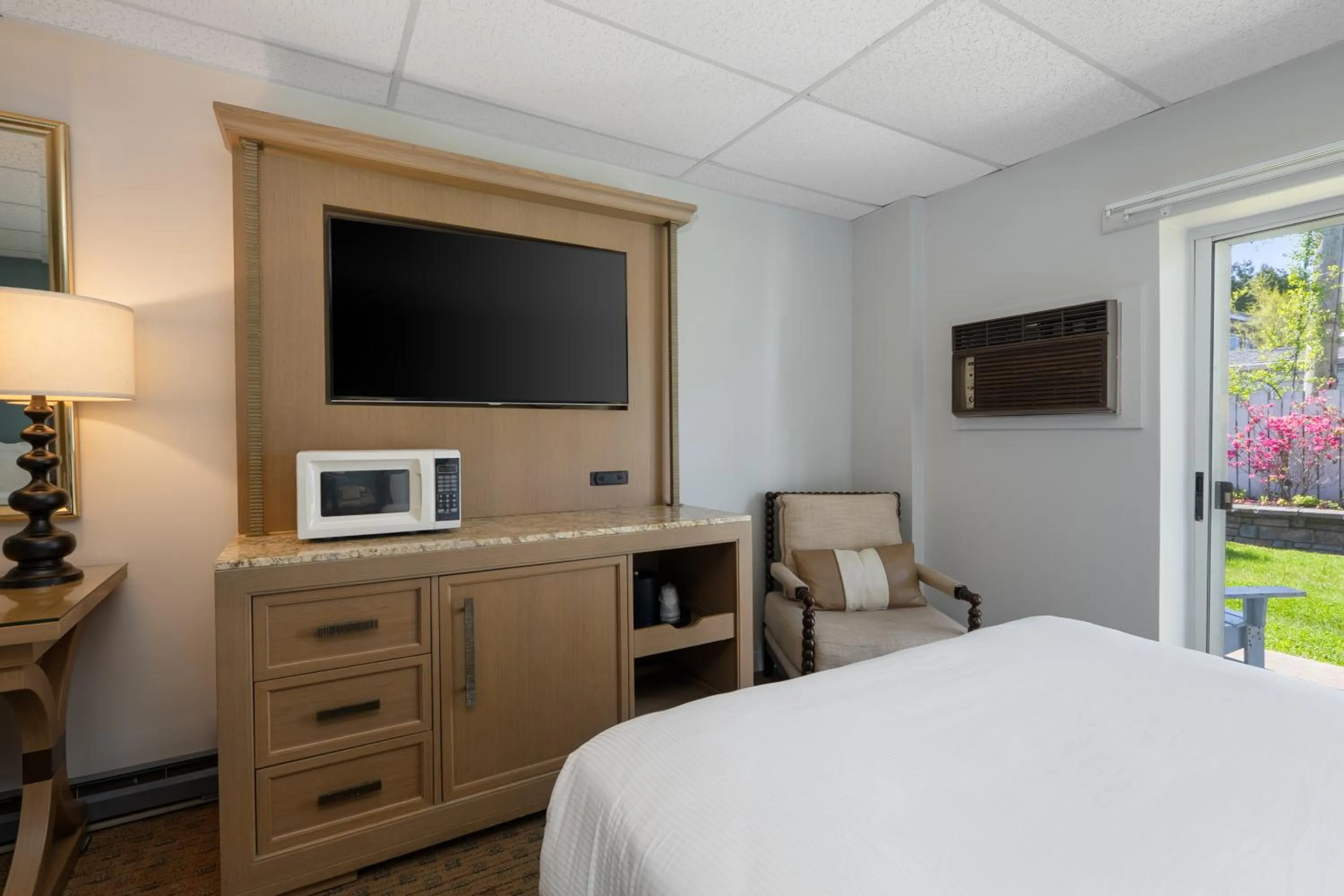 TV and multimedia, Bed in Boothbay Harbor Inn