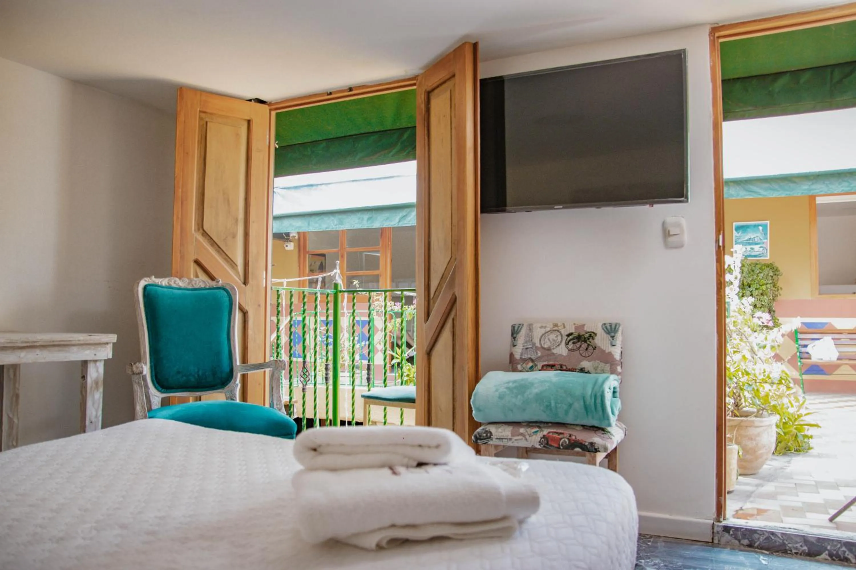Communal lounge/ TV room, Bed in Hotel La Casona de Getsemani