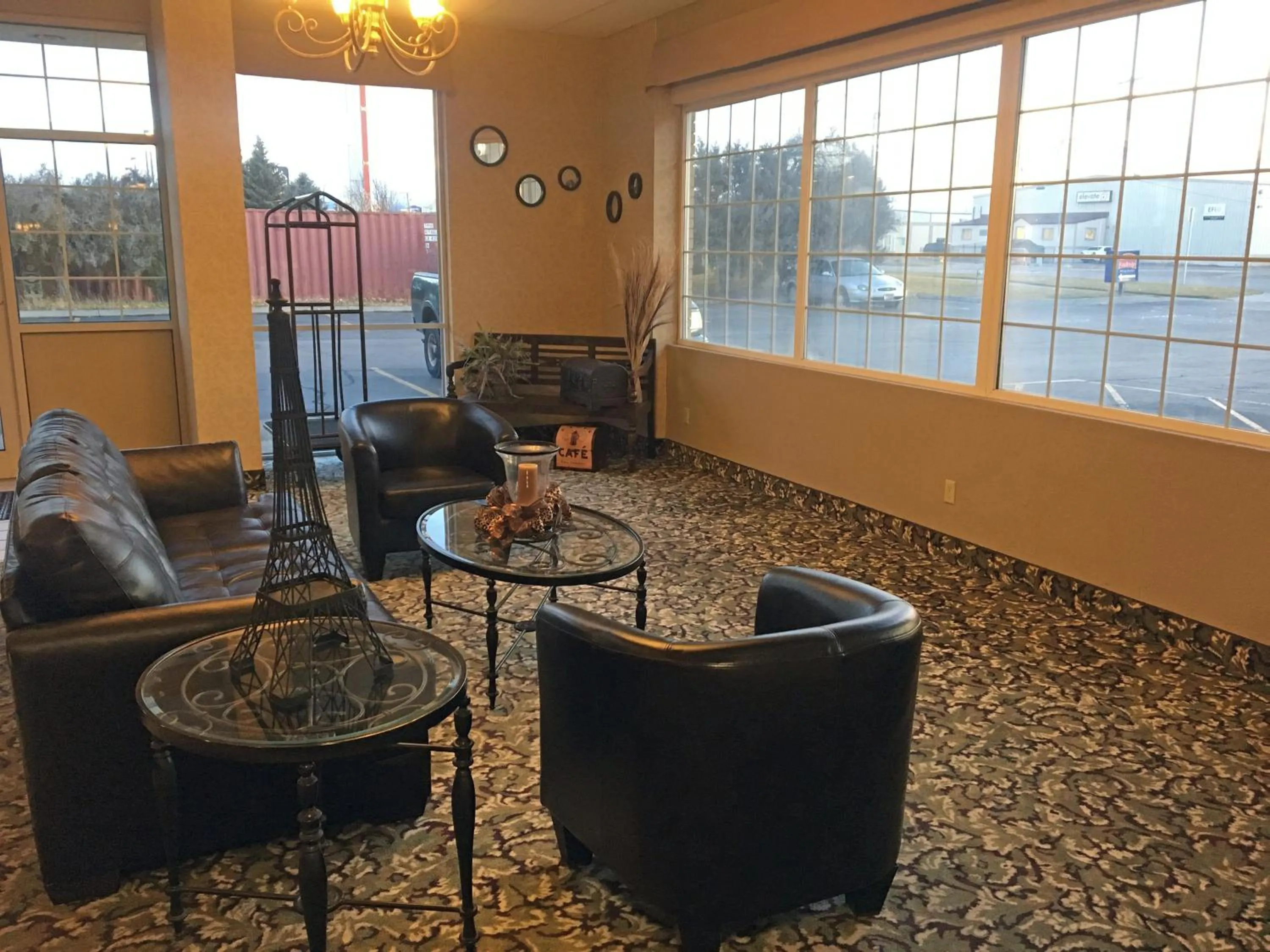 Seating area in FairBridge Extended Stay, a Kitchenette Hotel