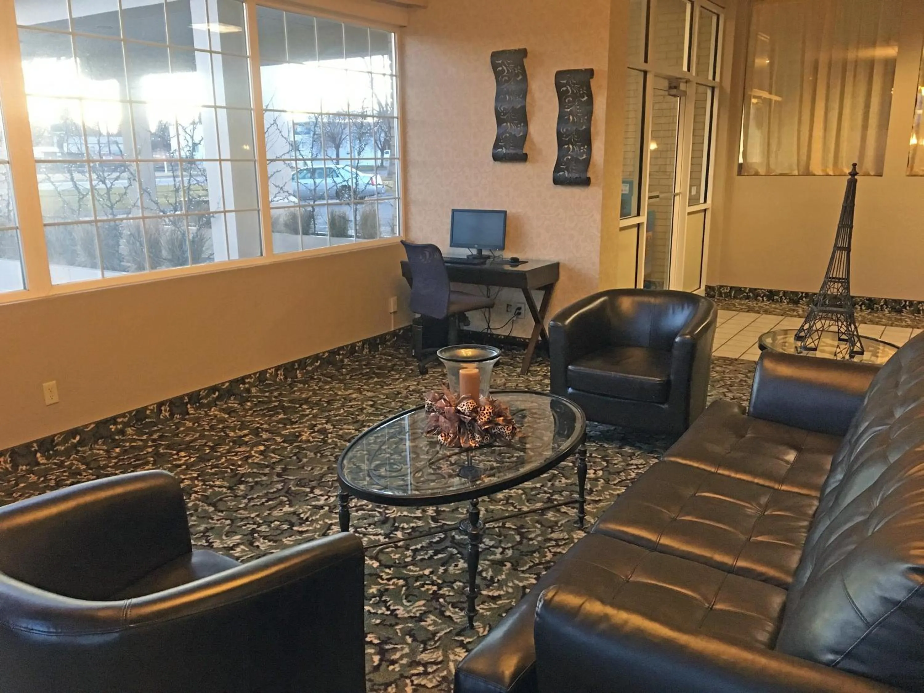 Seating area in FairBridge Extended Stay, a Kitchenette Hotel