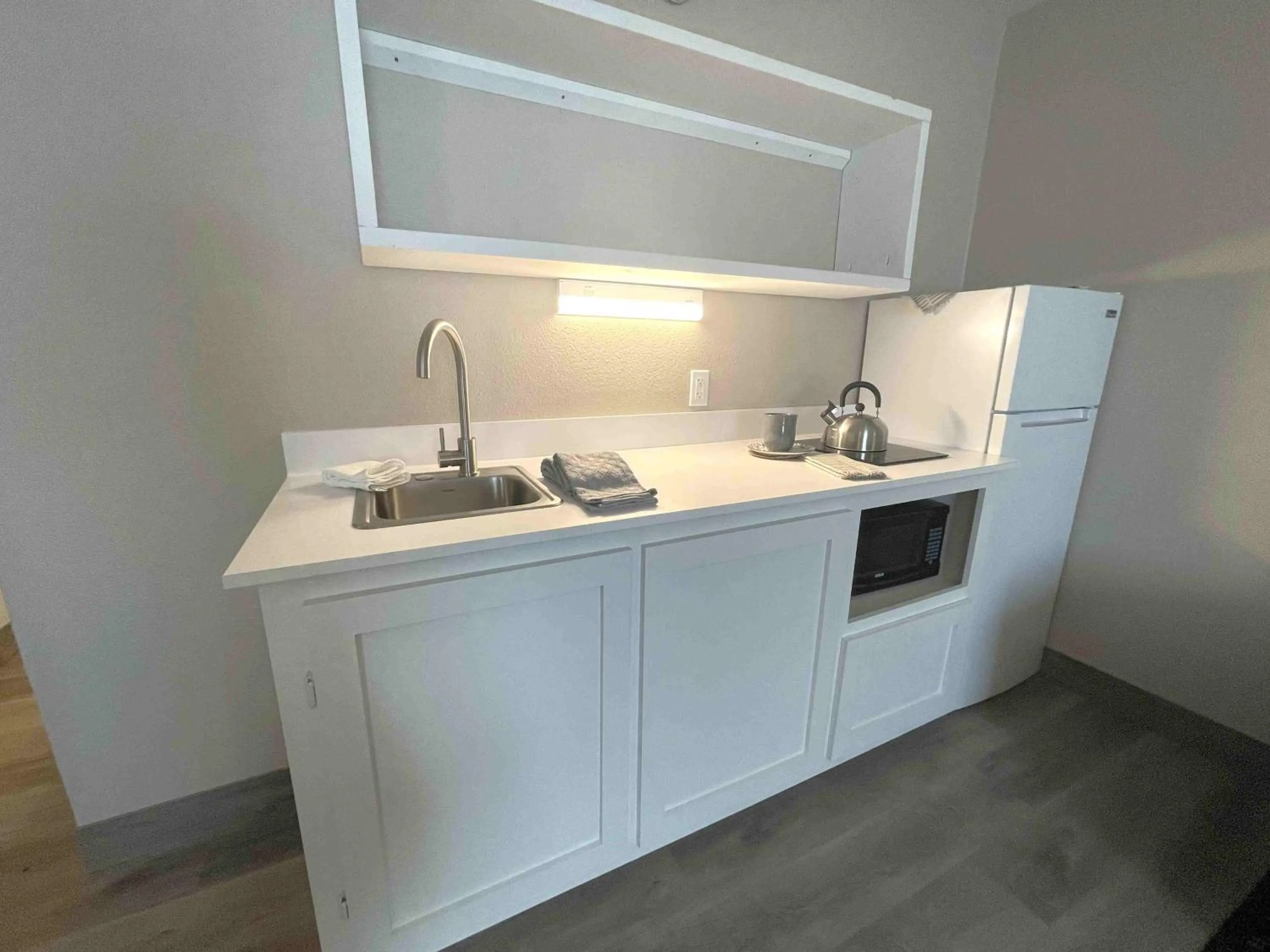 Kitchen or kitchenette in FairBridge Extended Stay, a Kitchenette Hotel