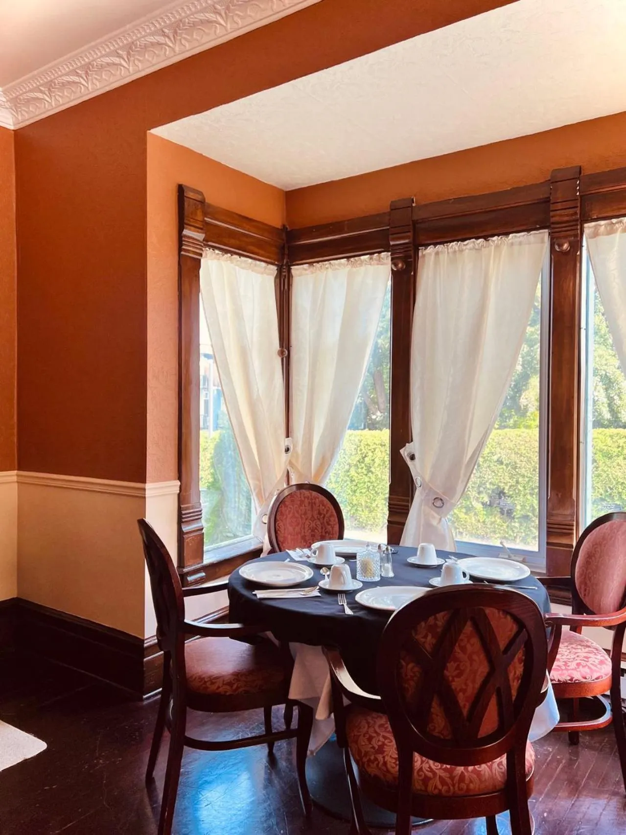 Restaurant/places to eat in Le Chateau du Lac