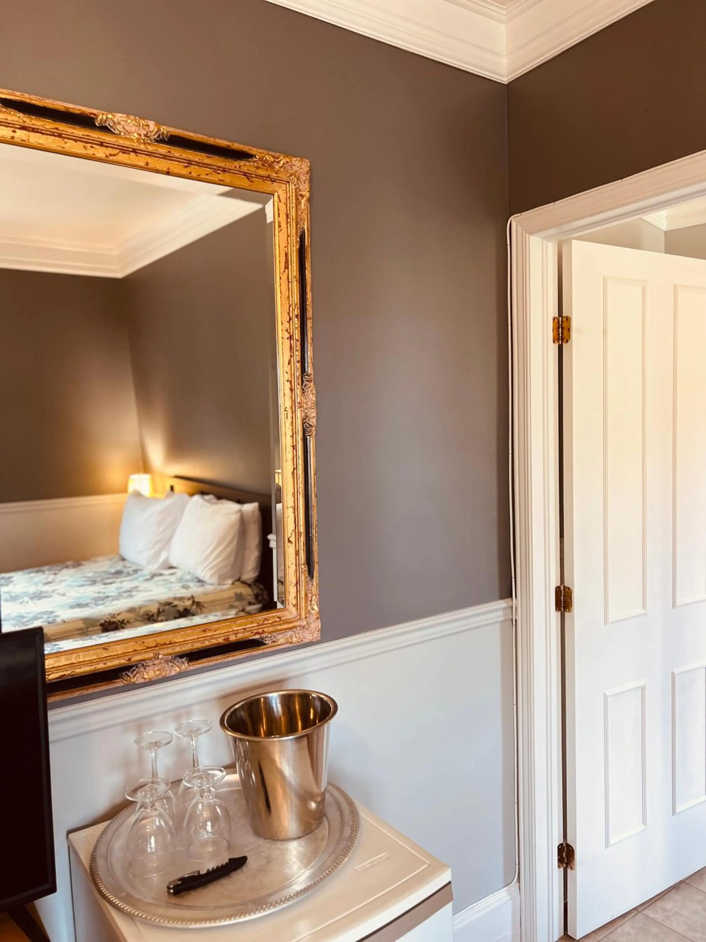 Bedroom in Le Chateau du Lac