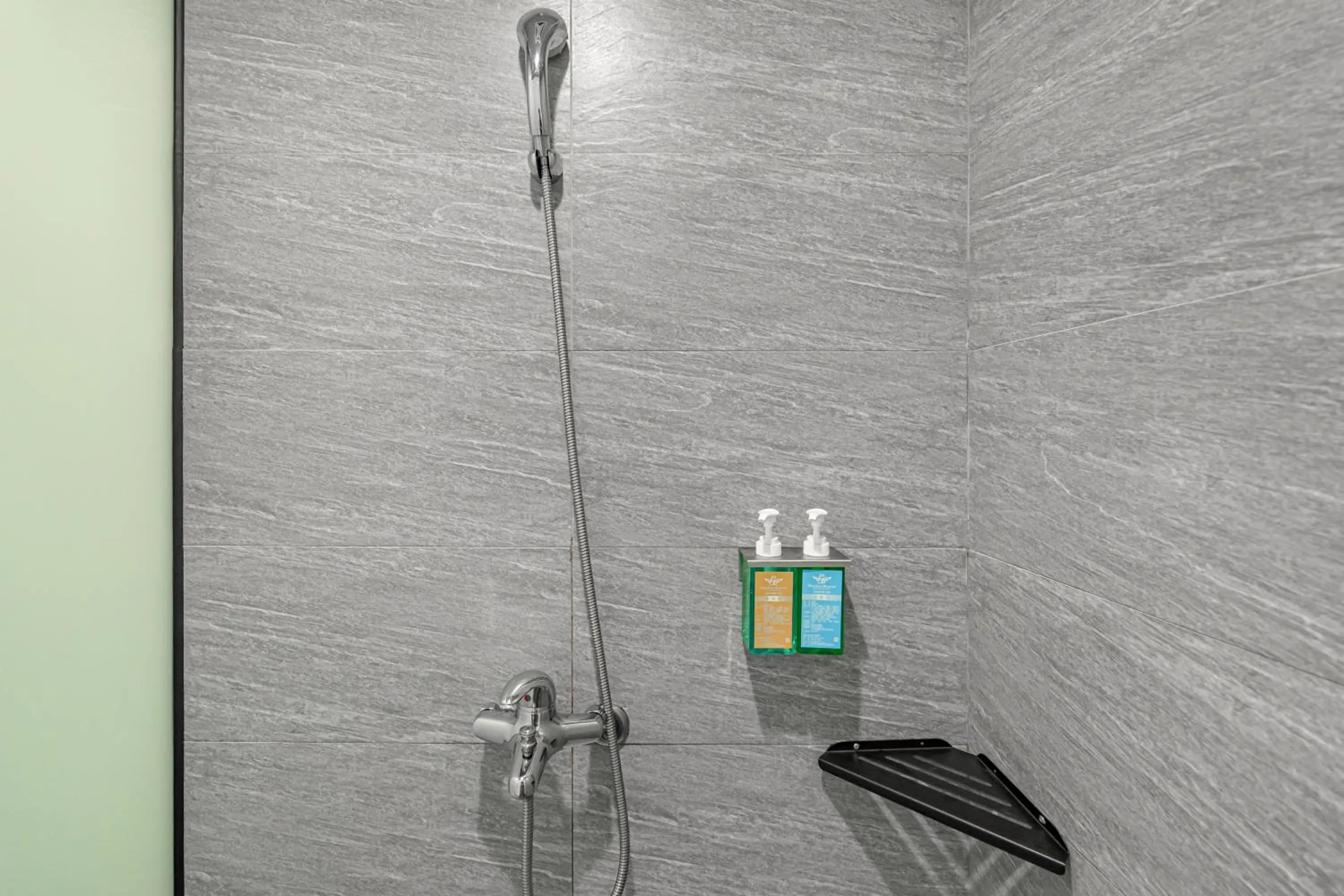 Shower in Sun Moon Lake Jinlongshan BnB