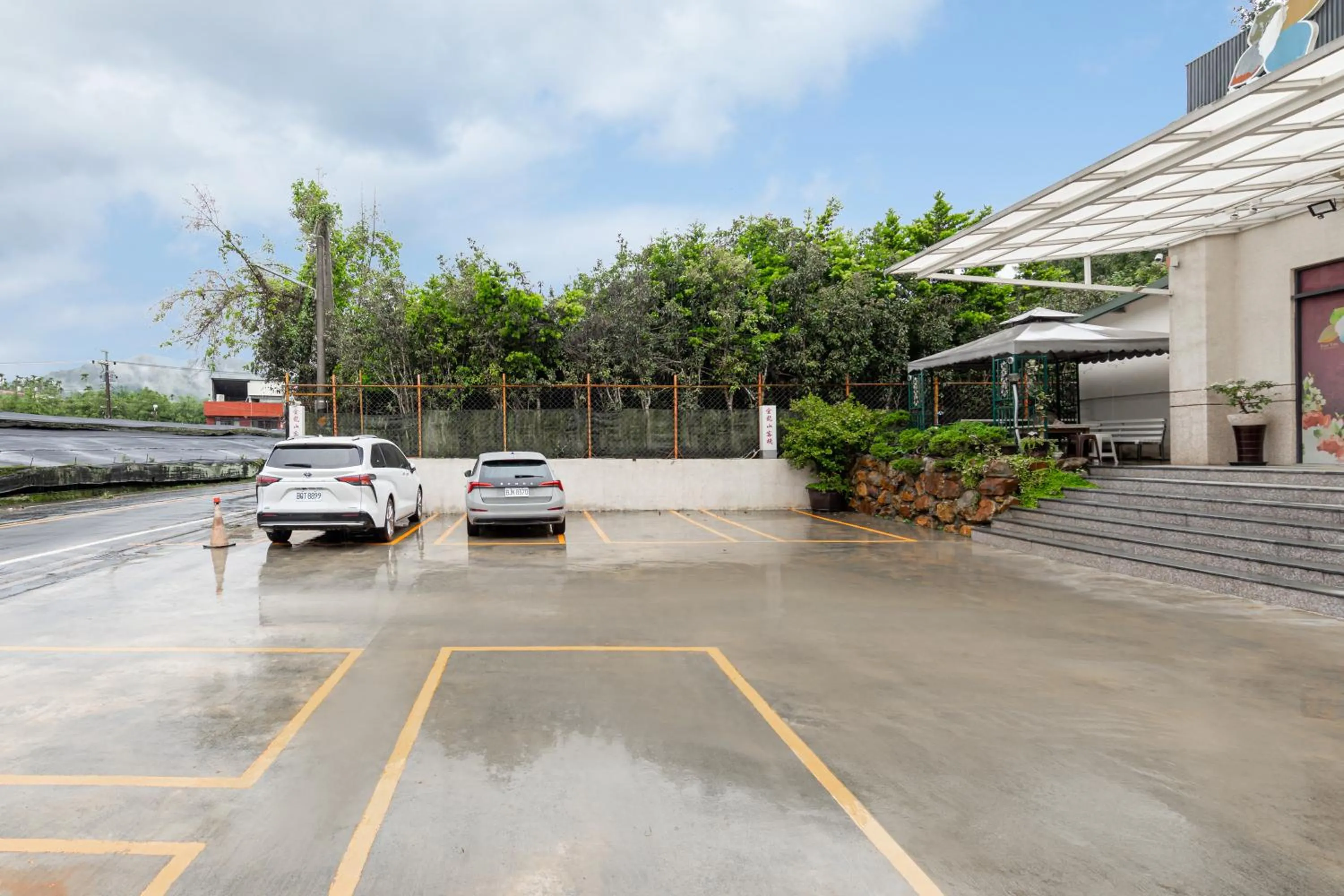 Parking in Sun Moon Lake Jinlongshan BnB
