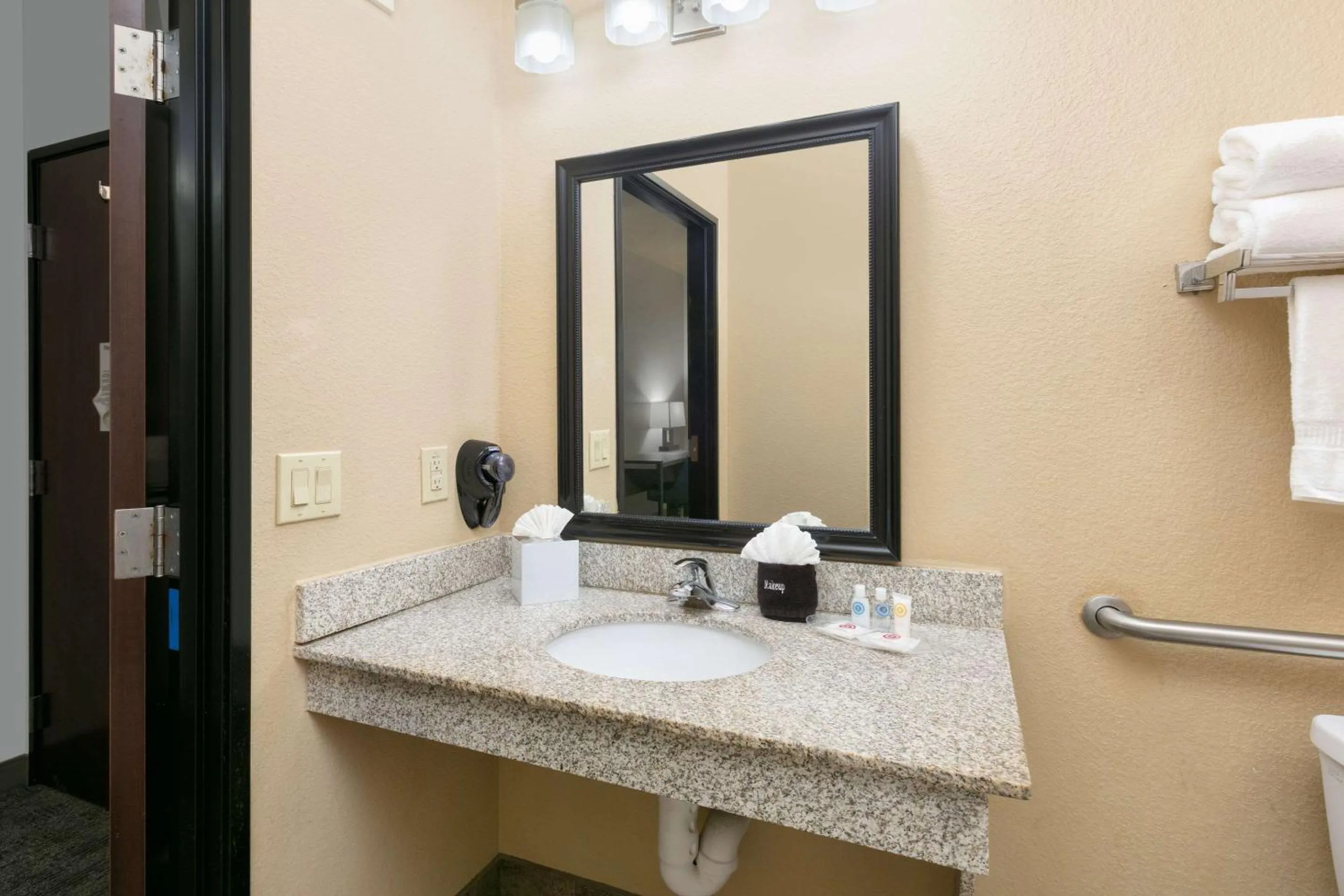 Bedroom in Comfort Suites Arlington - Entertainment District