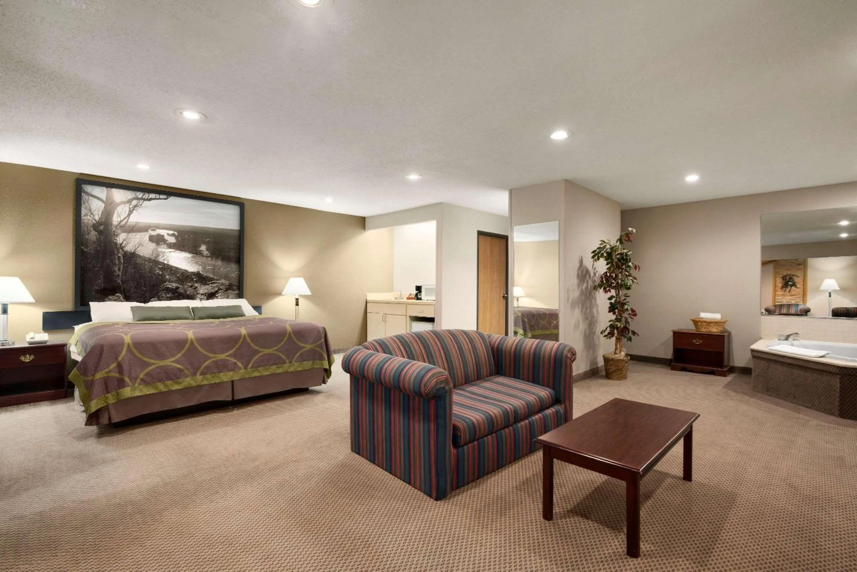 Photo of the whole room, Bed in Super 8 by Wyndham Green Bay I-43 Bus. Park