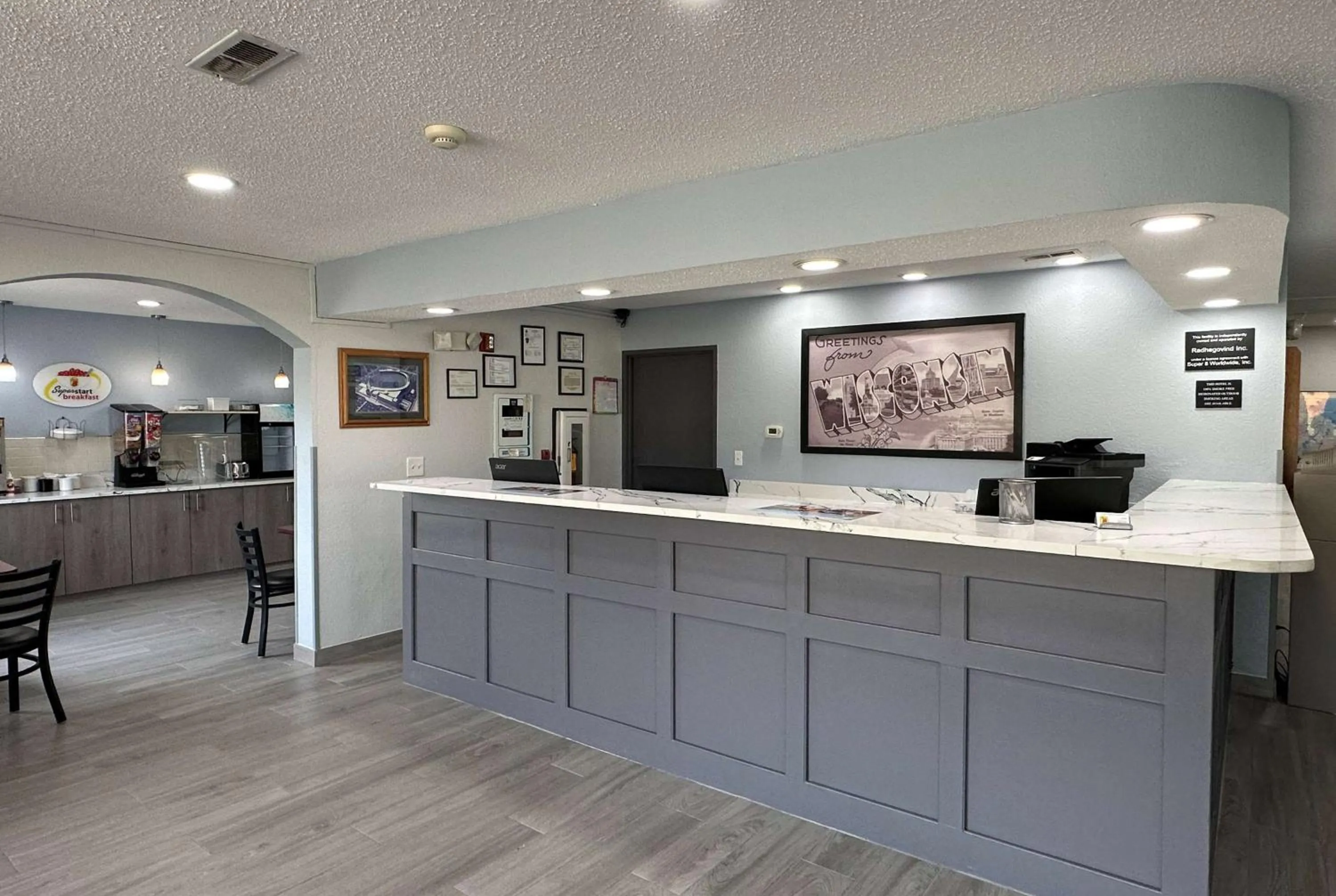 Lobby or reception in Super 8 by Wyndham Green Bay I-43 Bus. Park