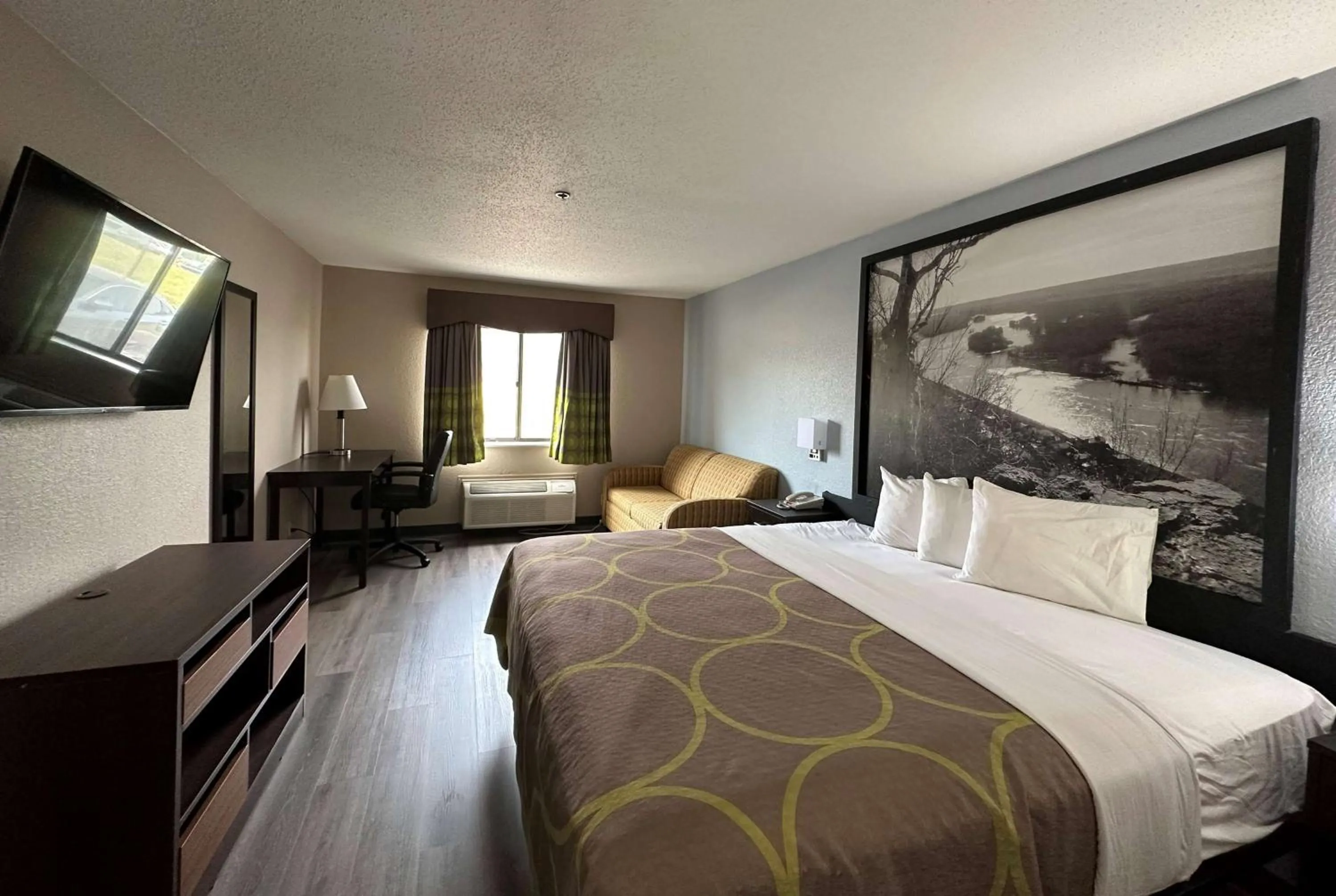 Photo of the whole room, Bed in Super 8 by Wyndham Green Bay I-43 Bus. Park