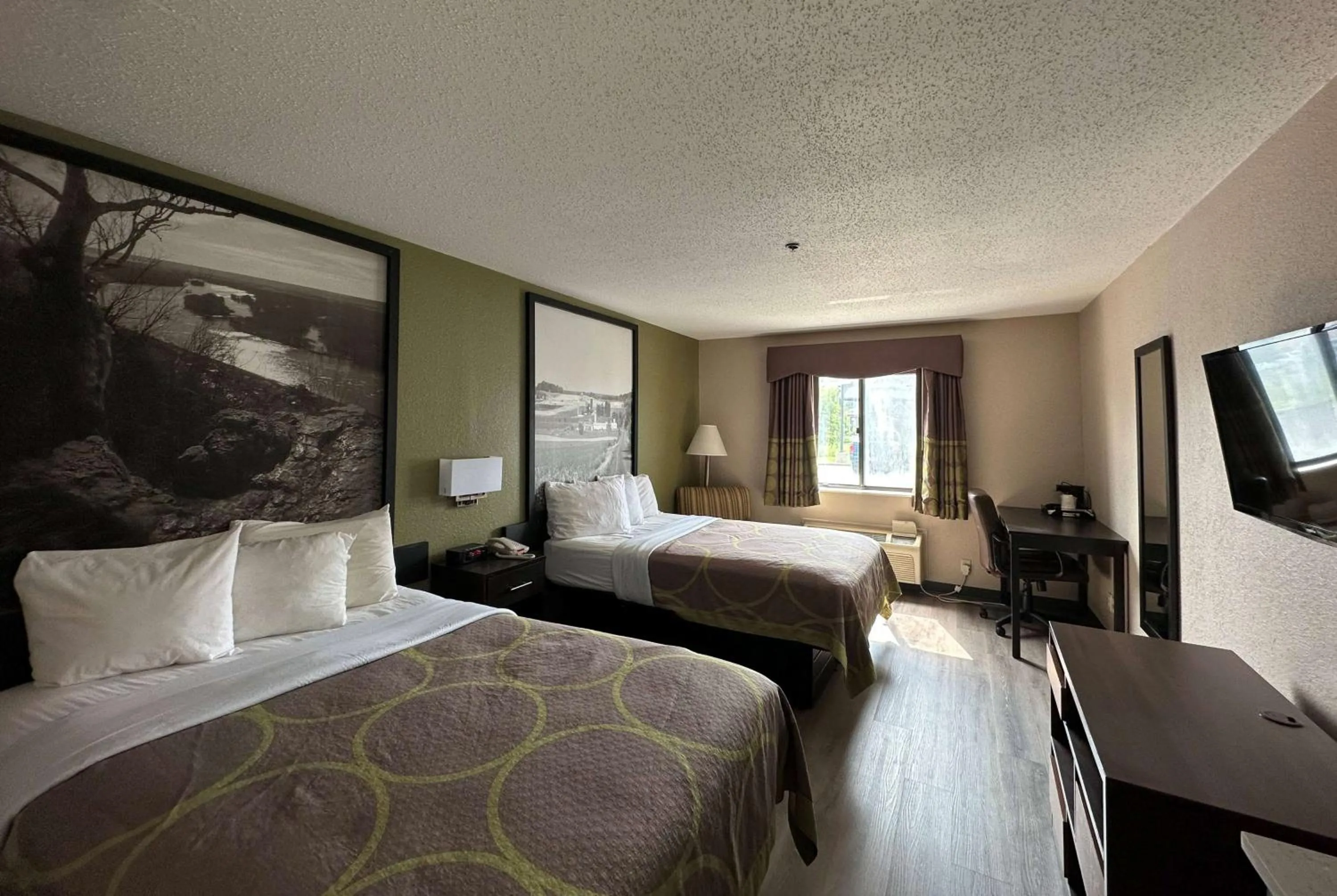 Photo of the whole room, Bed in Super 8 by Wyndham Green Bay I-43 Bus. Park