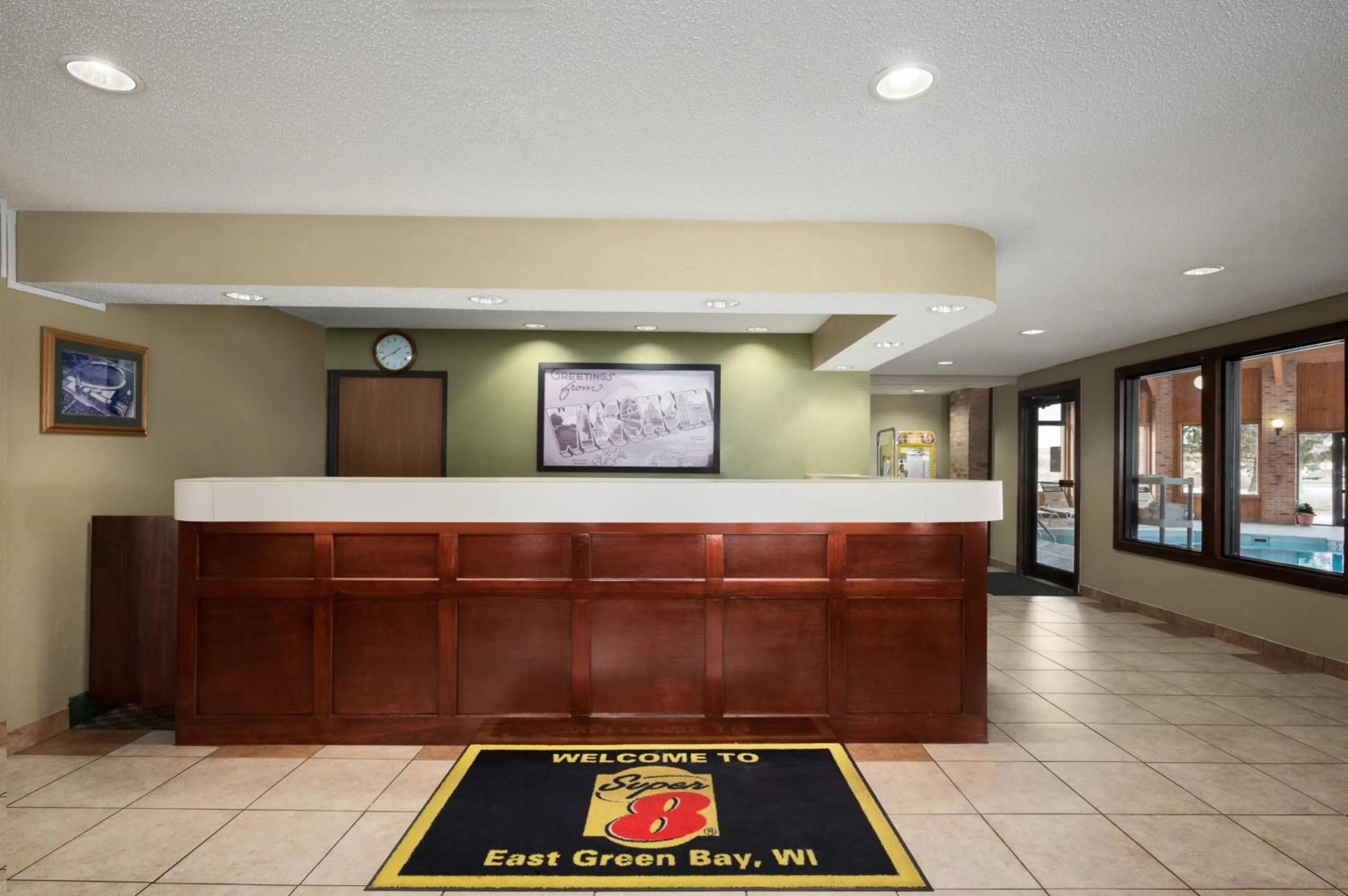 Lobby or reception in Super 8 by Wyndham Green Bay I-43 Bus. Park