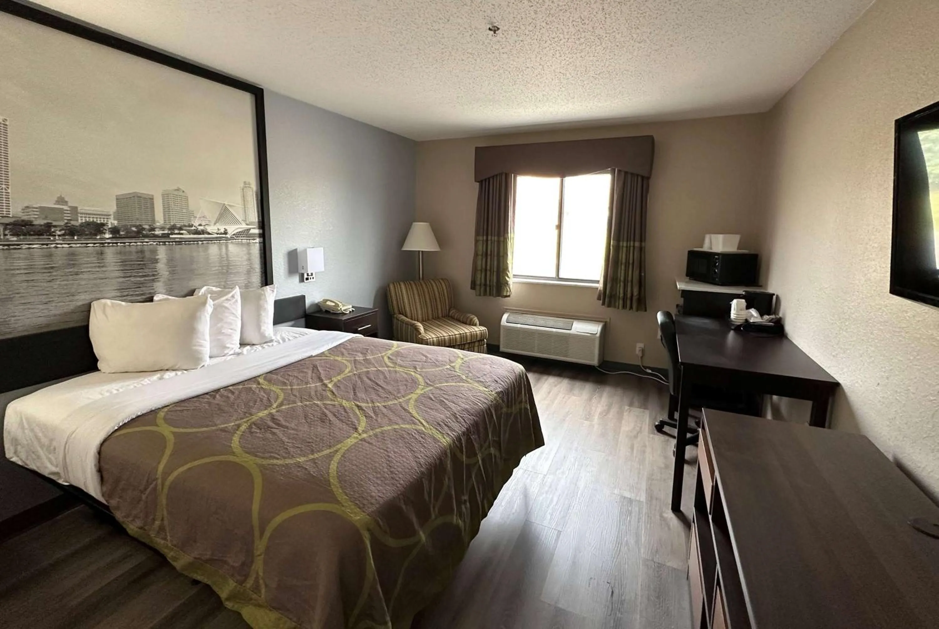 Photo of the whole room, Bed in Super 8 by Wyndham Green Bay I-43 Bus. Park