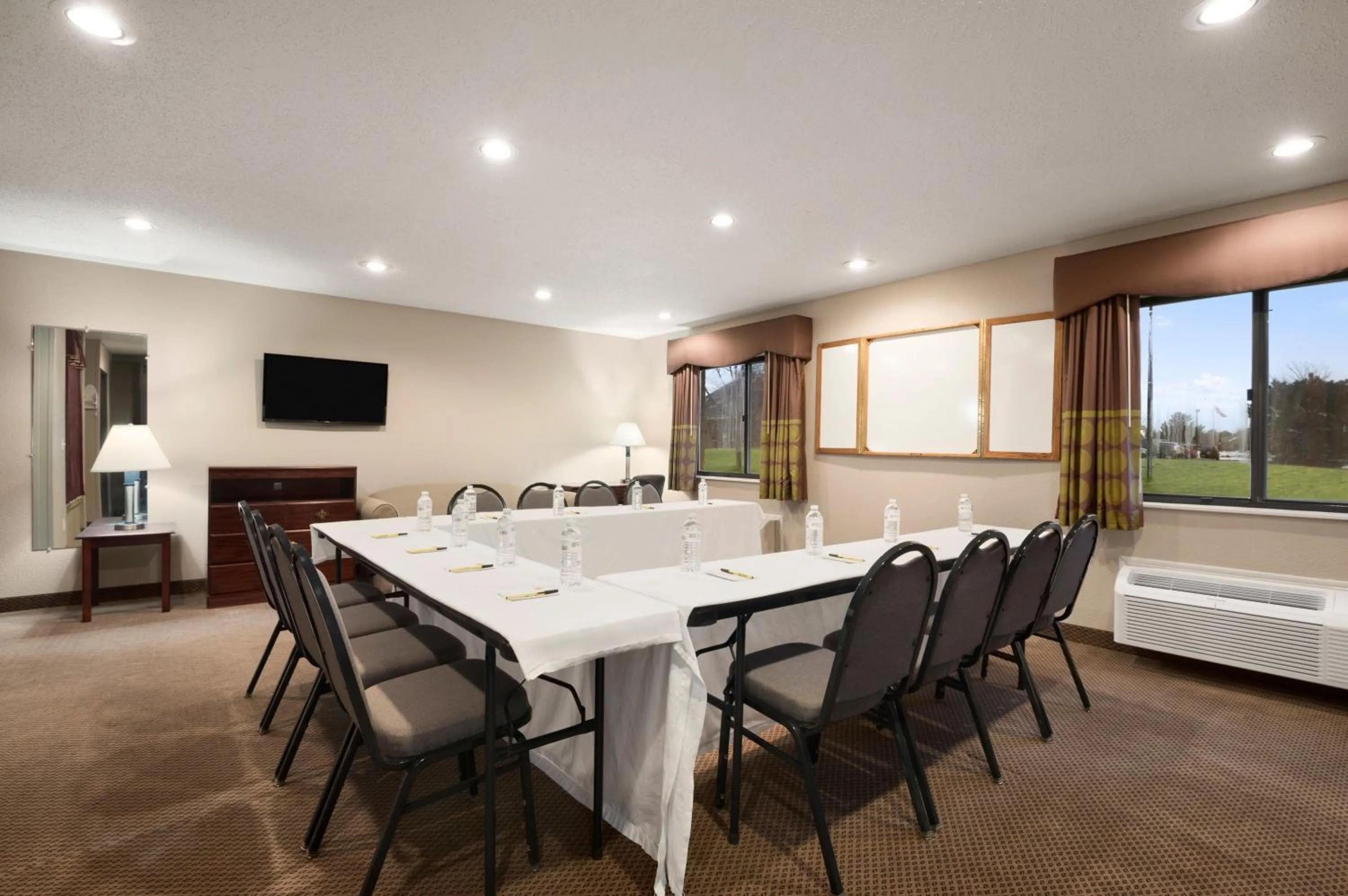 Business facilities in Super 8 by Wyndham Green Bay I-43 Bus. Park