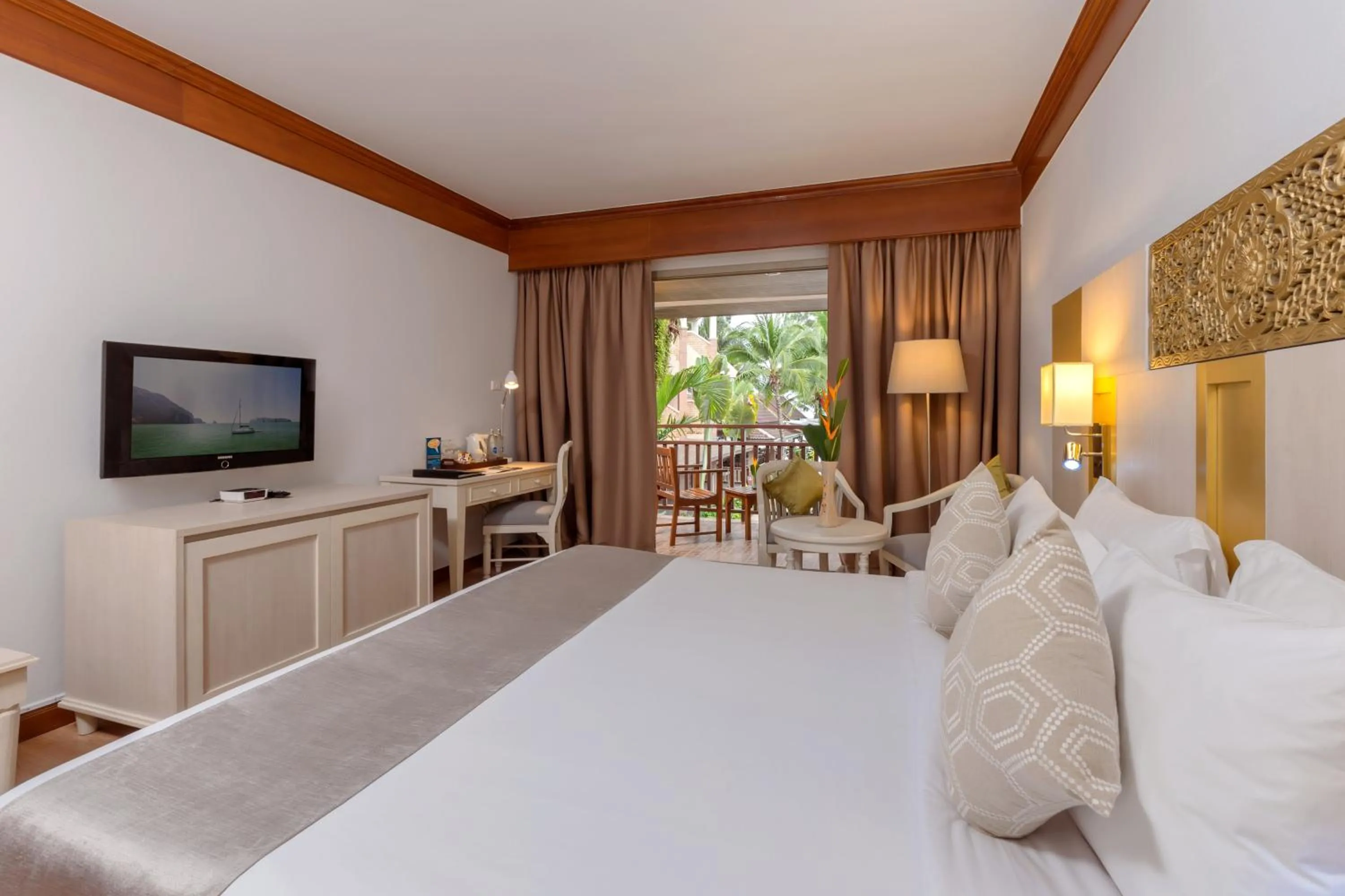 Bed in Best Western Premier Bangtao Beach Resort & Spa