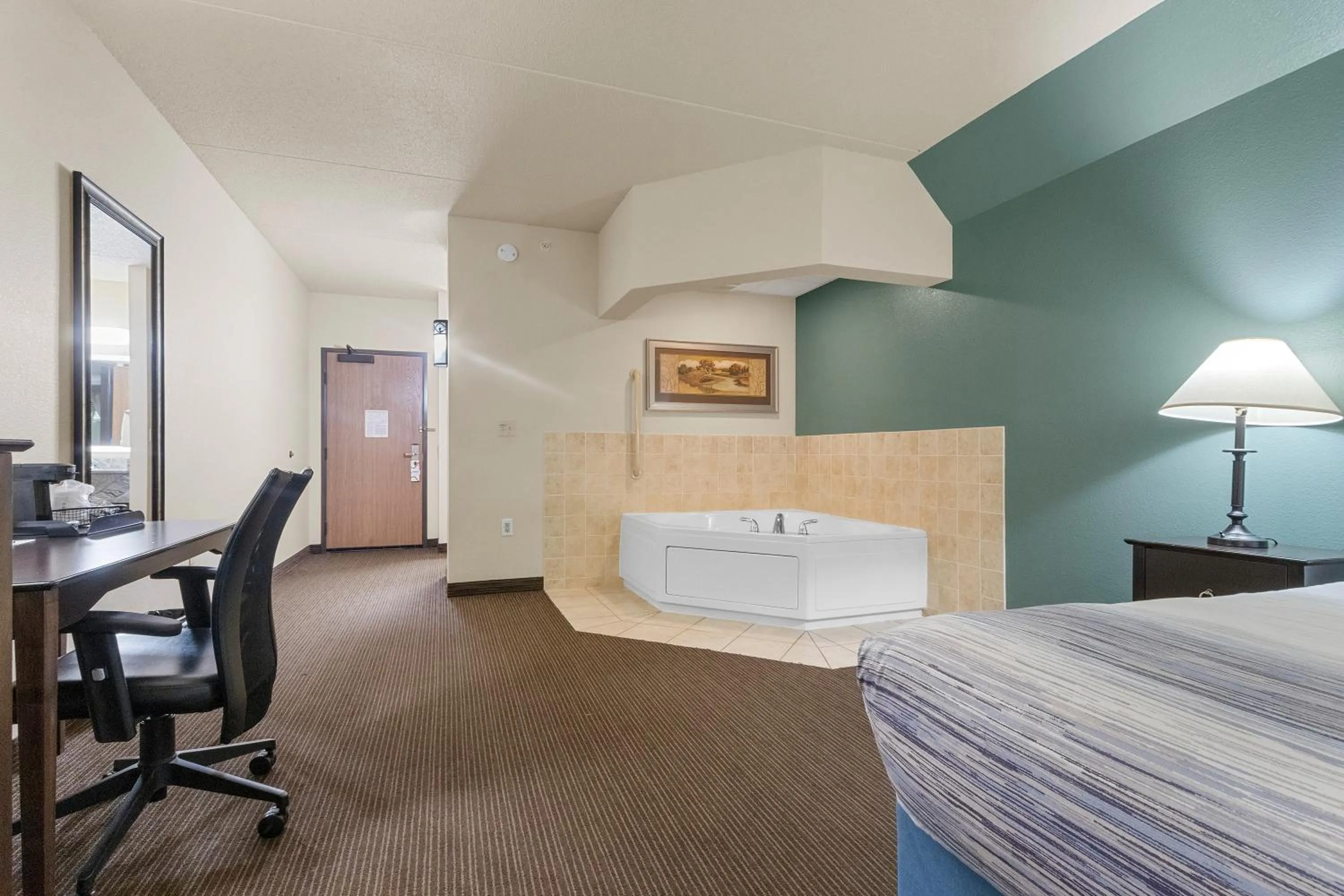Hot Tub, Bed in AmericInn by Wyndham Green Bay East